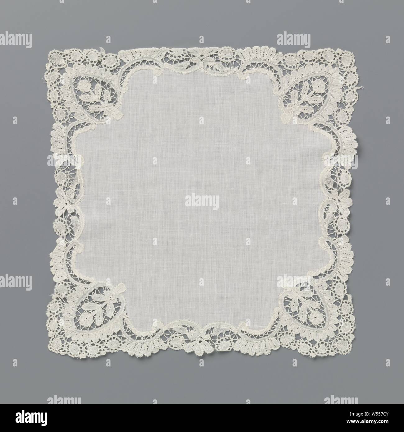 Batker Taschentuch fertig Rundum mit klöppelspitze mit Pine Cone-shaped Kartusche in jeder Ecke mit Rosette Blume, Natürliche batist Taschentuch mit natürlichen Farben Klöppelspitze alle um: feine Brügge florale arbeiten. Symmetrische Muster mit einem Pine Cone-shaped Kartusche in jeder Ecke mit einer Rosette Blume auf einer langen geraden Stamm mit zwei ovalen Blütenblätter. Vier c-voluten zusammen auf jeder Seite verbunden mit einer Zick-Zack-Linie. In der Mitte jeder Seite die Ansprechpartner von zwei c-voluten wird durch eine Blume mit drei ovalen Blätter gekrönt. Die Blüte ist flankiert von zwei Runde Stockfoto