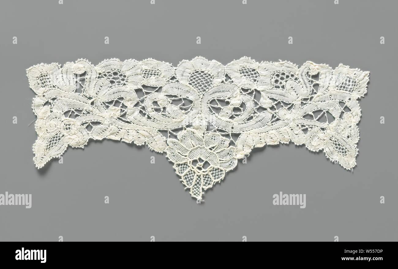 Manschette der gemischten Spitze mit einer Rose und zwei Horizontalen gespiegelt c-förmigen Stiele mit Kelch Blumen, Manschette mit natürlichen Farben Klöppelspitze - Brügge lace-in cobination mit einem Motiv der Nadelspitze. Schmale rechteckige Modell mit einem Punkt in der Mitte auf der Längsseite und spitzen Ecken auf beiden Seiten. Die Spitze hat ein symmetrisches Muster, wo der Punkt in der Mitte durch eine Rose der Nadelspitzen gebildet wird. Die rose ist mit soffitte Stiche mit relief Konturen und einige Vertiefungen in den Blütenblättern und Blütenblätter mit einem dekorativen Boden gefüllt. Es ist ein Festooned Kreis in der openwork Blume Herz. Stockfoto