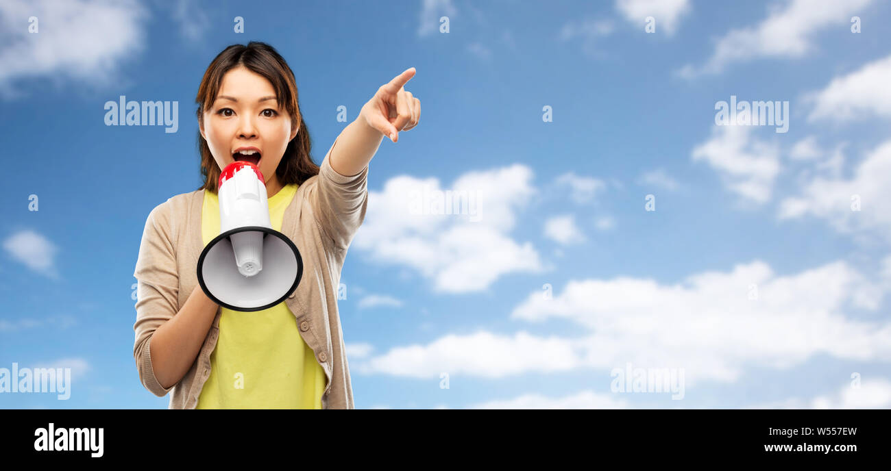 Asiatische Frau sprechen mit Megaphon Stockfoto