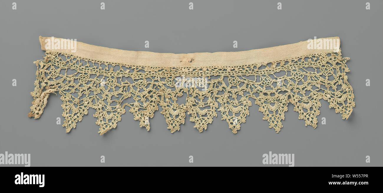 Streifen von gestricken Spitze mit spitzen Jakobsmuscheln als Punto in Aria, Streifen von natürlichen-farbigen gehäkelten Spitze, imitiert Punto in Aria (Nadel Spitze). Die sich wiederholenden und symmetrische Muster besteht aus dreieckigen Tanks mit einem Bogen um jede Rosette an jedem Punkt. Das Muster ist auf Nadelspitzen Muster aus dem frühen 17. Jahrhundert. Zum oberen Rand des Streifens ist mit einem gewebten Leinen band beendet., anonym, Niederlande, C. 1875 - C. 1899, Leinen (Material), Häkeln, l 33 cm × 8 cm × 4 cm Stockfoto