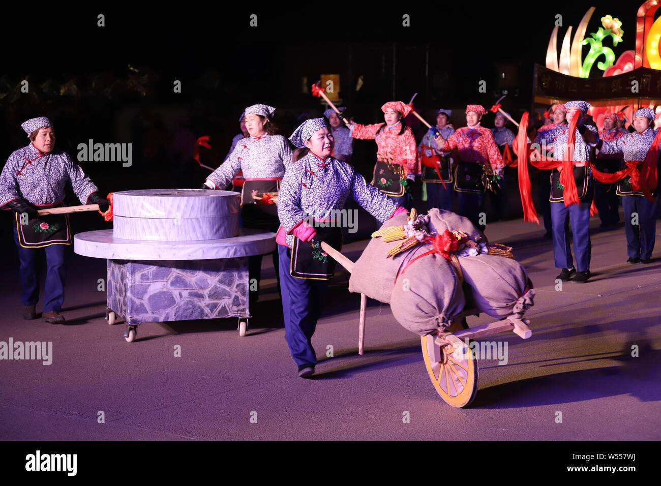 Chinesische Dorfbewohner in traditionellen Kostümen gekleidet werden, nehmen Teil Inder Yellow River Laternenumzug in Wulan Alte Stadt, Dorf, Gucun Zhangye Stadt, Nort Stockfoto