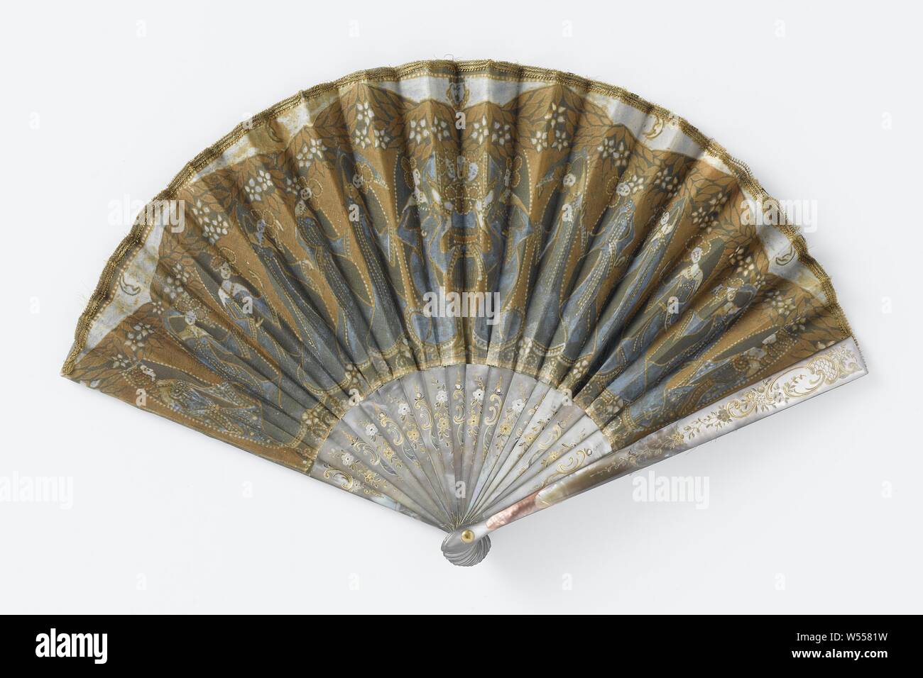 Folding Fan mit batiked Blatt, auf dem eine Darstellung mit 15 Figuren, auf einem Perlmutt Rahmen mit Gold, Falten Lüfter mit batiked Blatt vorne in blau-braune Farben, auf denen eine symmetrische Darstellung mit 15 Figuren. Die zentrale Figur mit drei Köpfen hat Figuren stehen auf beiden Seiten, die einem biegsamen Bewegung machen. Über die Zahlen sind Blumen und vier Spangen. Die Rückseite ist aus grünem Krepp. Der Rahmen hat 18 Beine aus Perlmutt mit gelben und weißen gold-leaf Intarsie Blumen und c-voluten, die Rückseite ist unbearbeitet. Der Sicherungsstift wird aus Kupfer., Rebecca Palache Stockfoto