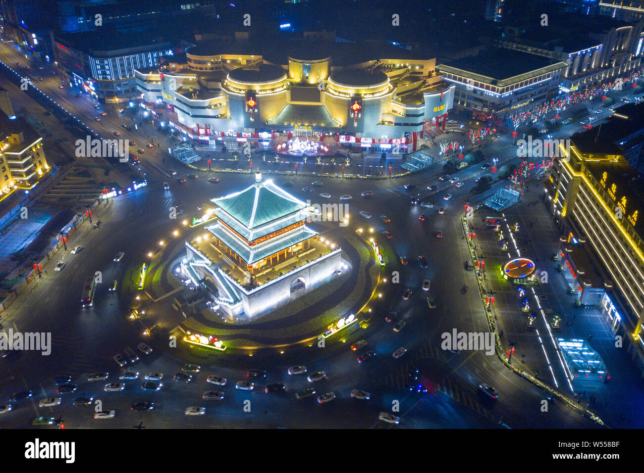 Ein Luftbild der beleuchteten Kirchturm, Gebäude und Straßen vor dem Chinesischen Neujahrsfest, auch Frühlingsfest, in der Stadt Xi'an bekannt, Stockfoto