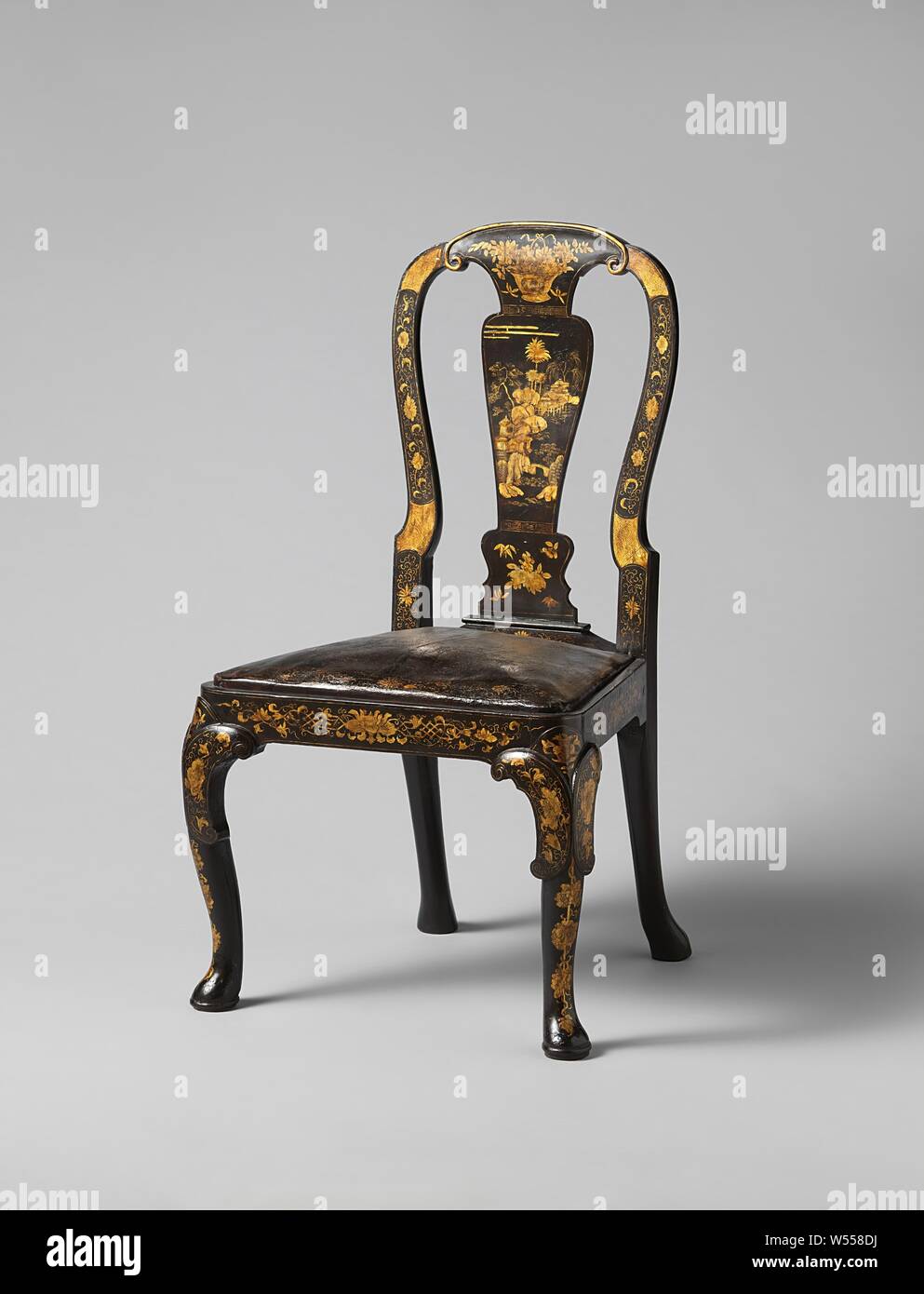 Stuhl aus Buchenholz, mit chinoiseries in Gold auf schwarzem Hintergrund gemalt, Stuhl aus Buchenholz, mit chinoiseries in Gold auf schwarzem Hintergrund gemalt. Hohe durchbrochenen Rückenlehne, die vorderen Beine verbogen sind und am Ende in Hufform. Lose Sitz aus Leder, auch mit Gold ornament verziert., anonym, England, 1700-1725, Holz (Pflanzen), Buche (Holz), teak (Holz), Leder, H 105,0 cm × w 57,0 cm × d 56,0 cm h 46 cm x W 50 cm x d 39 cm w 8 kg Stockfoto