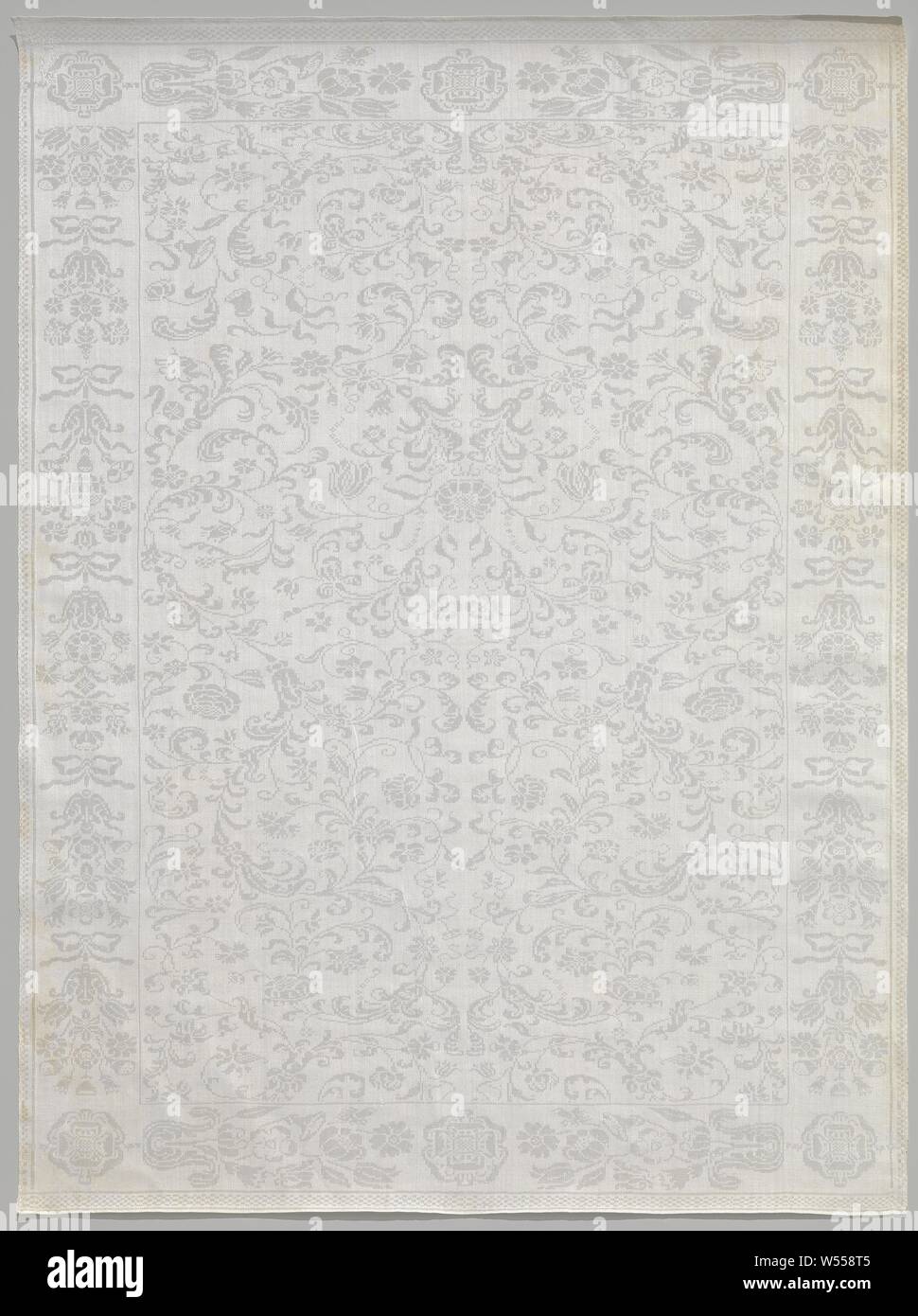 Serviette aus Leinen Damast mit Blumenmuster, Serviette aus Leinen Damast. Das Feld hat einen gespiegelten Muster von dünnen Spiralgehäuse-förmigen Blume Reben. Den Betrieb und die Lügen Kanten haben stilisierten Blumen, Rosetten und Bögen. Die Serviette ist markiert: Crown GS 12 WH., anonym, südlichen Niederlanden (möglicherweise), C. 1690 - C. 1699, Leinen (Material), Damast, H 105,5 cm × w 78,5 cm Stockfoto