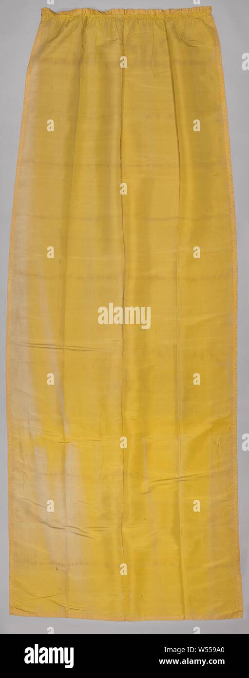 Vorhang, gelb, mit Beilagen mit palmetten und geschwungene Band Getrimmt, gelbe Seide ungefüttert Vorhang, mit Seide Garnituren mit palmetten und geschwungene Band getrimmt. An der Spitze einer runzelte die Stirn. Oben auf der Rückseite Leinen band mit Kupfer Ringe. Schnüre auf jeder der äußeren Ringe., anonym, Nördliche Niederlande, 1790 - 1816, Seide, h 394.0 cm × w 155,0 cm Stockfoto