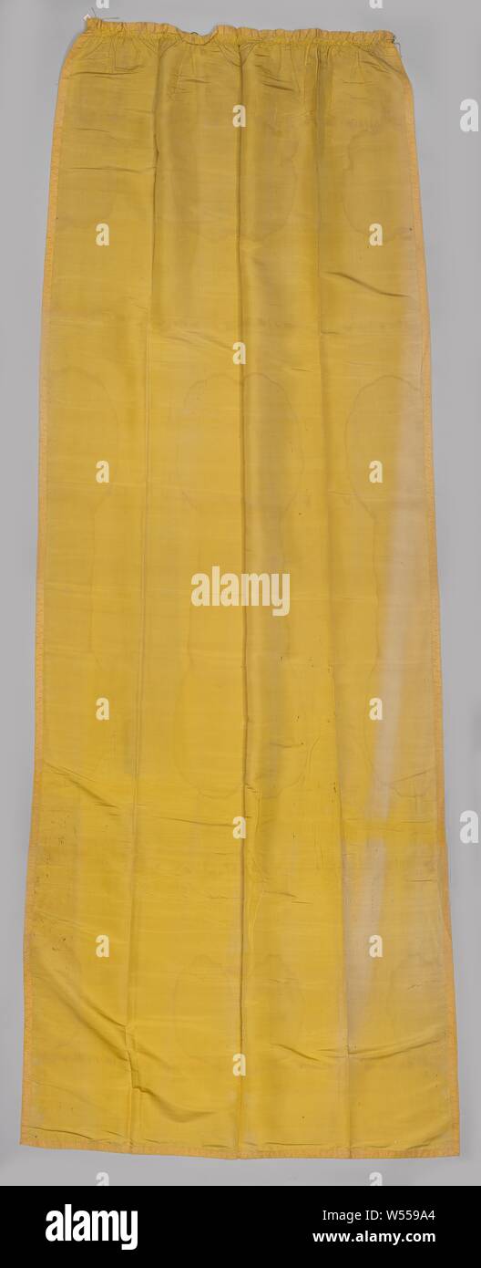 Vorhang, gelb, mit Beilagen mit palmetten und geschwungene Band Getrimmt, gelbe Seide ungefüttert Vorhang, mit Seide Garnituren mit palmetten und geschwungene Band getrimmt. An der Spitze einer runzelte die Stirn. Oben auf der Rückseite Leinen band mit Kupfer Ringe. Schnüre auf jeder der äußeren Ringe., anonym, Nördliche Niederlande, 1790 - 1816, Seide, h 394.0 cm × w 155,0 cm Stockfoto