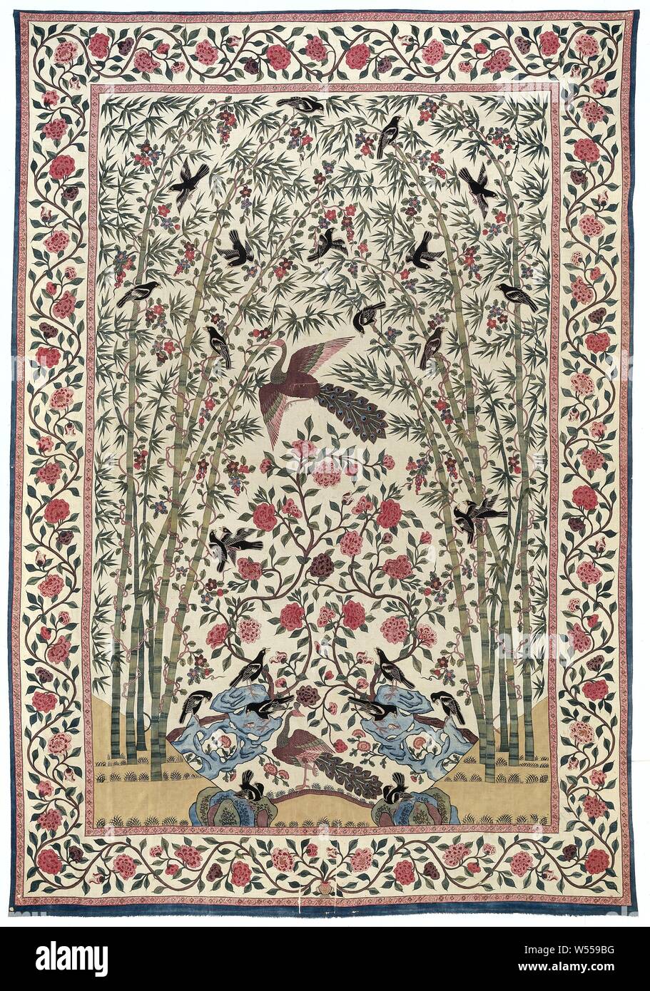 Palempore, Baumwolle palempore mit Pfauen und schwarzen Vögel in einem Bambushain. Mehrfarbige sitzt., anonym, Noordwest-India, C. 1750 - C. 1775, Baumwolle (Textil), Kitsch, H 339,0 cm × w 277,0 cm Stockfoto