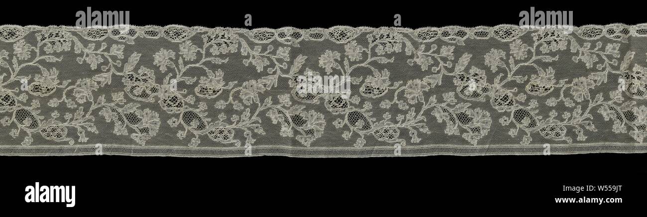 Spule Streifen aus Klöppelspitze mit Reserven und Nelken, Japon Streifen von natürlichen Farben Klöppelspitze: Malines Spitze. Kontinuierliche Muster mit wellenförmigen ergibt sich über die gesamte Breite, mit Niederlassungen, auf dem Oval behält sich stehen und welches Ende in Nelken. Die Motive von einem Feinmaschigen Boden verbunden sind, die Mechelen Masse. Die Motive sind in Leinen mit dicker und glänzende Kontur Threads gemacht. Dekorative Böden in der Reserven. Flat scallop Edge auf der Unterseite, bestehend aus einem Muster mit verketteten behält. Die Oberseite ist mit einem separat gebändert Schlaufe beendet., einander umarmen Stockfoto