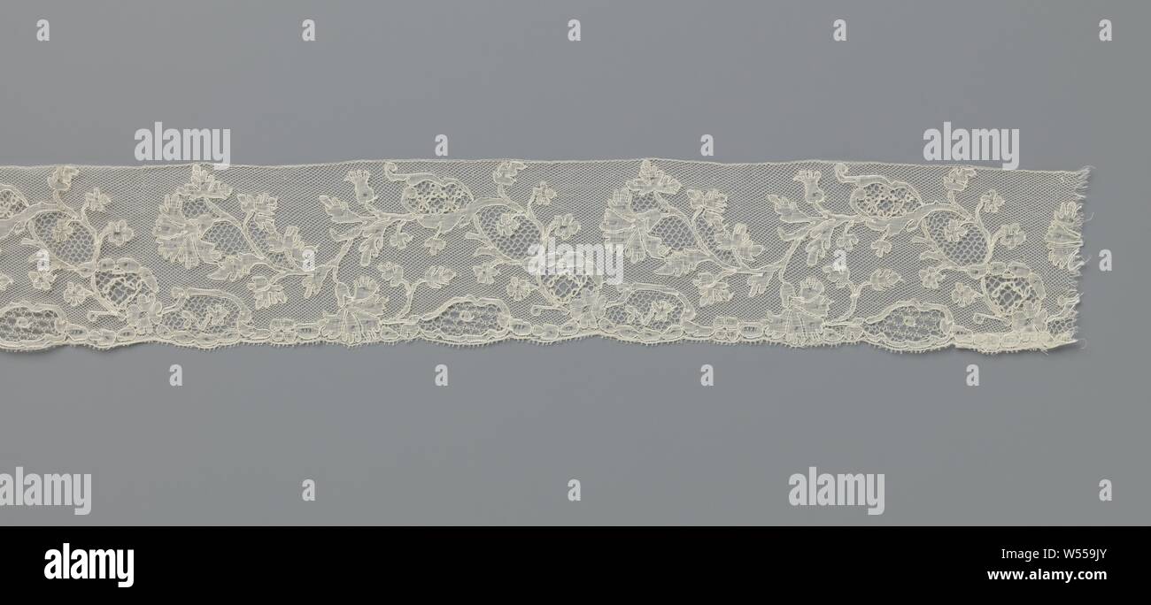 Spule Streifen von Spulen Spitze mit Reserven und Nelken, Fringe Streifen von natürlichen Farben Spulen des Spitze: Malines Spitze. Kontinuierliche Muster mit wellenförmigen ergibt sich über die gesamte Breite, mit Niederlassungen, auf dem Oval behält sich stehen und welches Ende in Nelken. Die Motive von einem Feinmaschigen Boden verbunden sind, die Mechelen Masse. Die Motive sind in Leinen mit dicker und glänzende Kontur Threads gemacht. Dekorative Böden in der Reserven. Flat scallop Edge auf der Unterseite, bestehend aus einem Muster mit verketteten behält. Die obere Seite mit einem separat geklonte Gurt fertig ist., anonym, Brügge Stockfoto