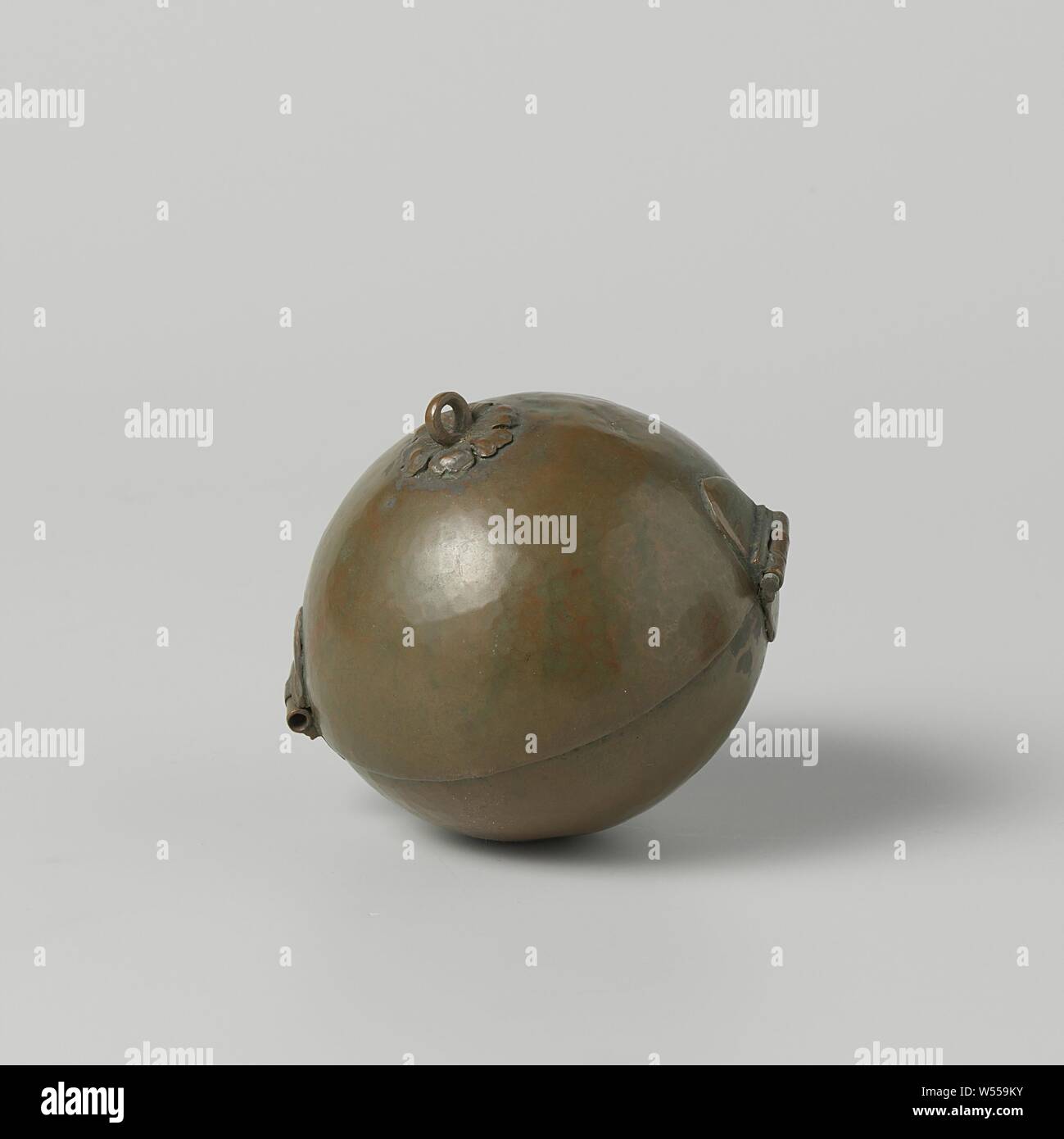 Fall für das Gebet Hinweis Eewert Jansz van Bleiswick, Fall für Kupfer, sphärischen mit Klappdeckel. Gehört zum Gebet Hinweis Eewert Jansz van Bleiswick., anonym, Nederlanden, C. 1500 - C. 1530, kupfer (Metall), d 6,5 cm Stockfoto