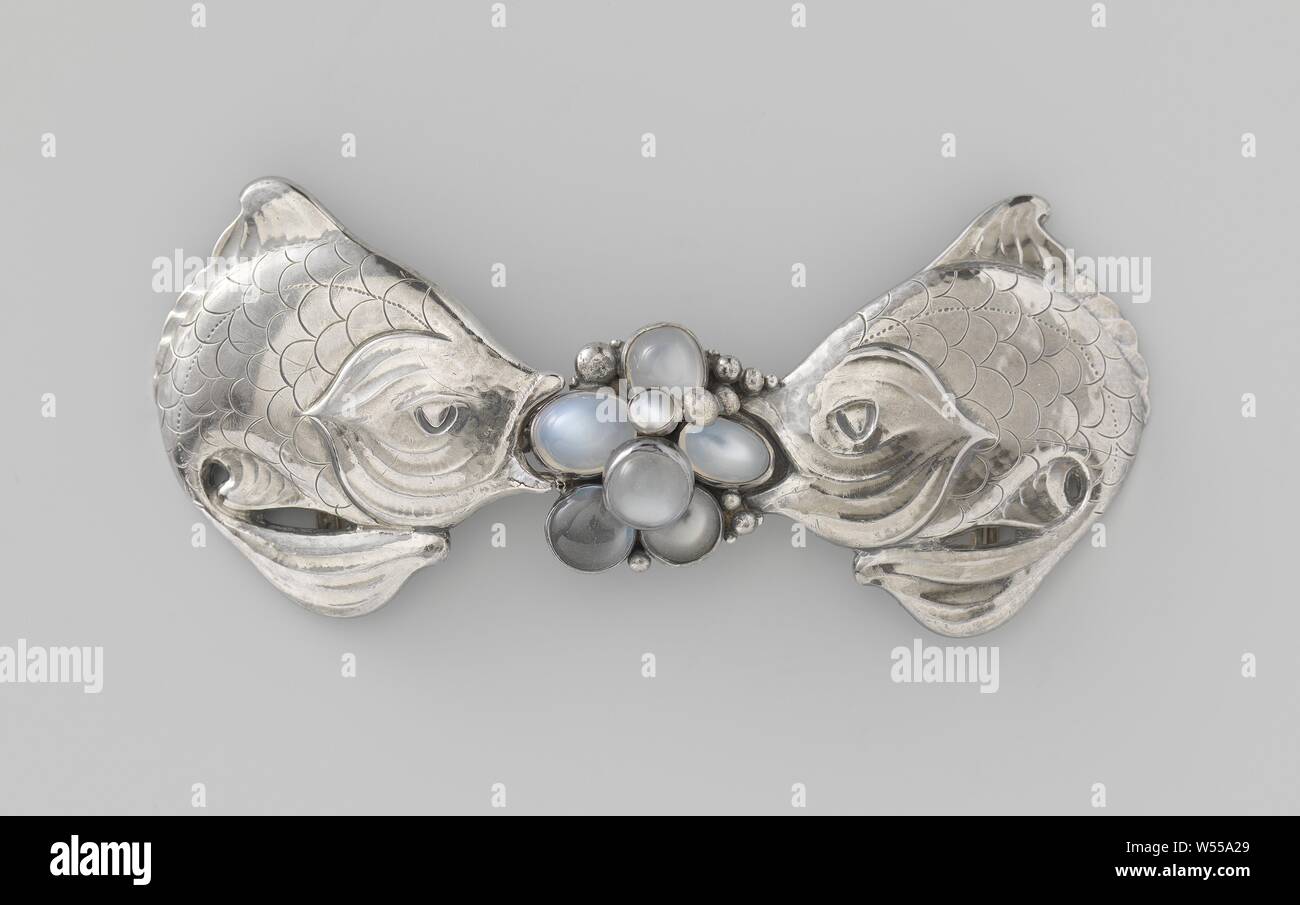 Schnalle in Form von zwei Fische, Schnalle aus Silber und Mondstein, die zwei Fische mit Luftblasen, Fische, Carl Christian Fjerdingstad, Skagen, C. 1911 - C. 1914, silber (Metall), Mondstein, h 4,9 cm × w 11,2 cm Stockfoto