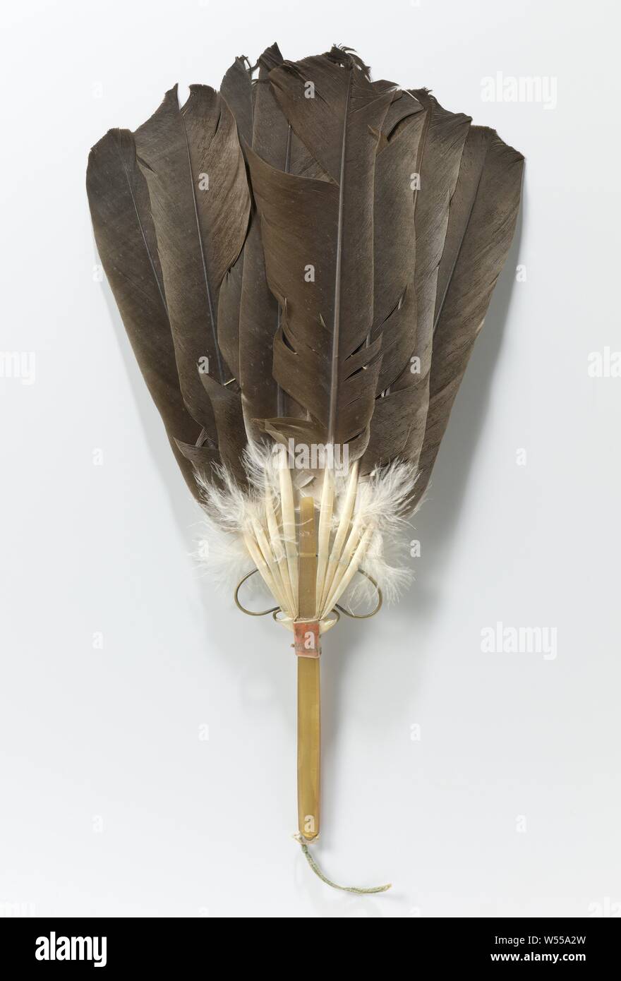 Ventilator Stick mit acht Goose Feather Klinge und ein Horn Griff, Ventilator Stick mit acht Goose Feather Klinge und ein Horn. Die Federn sind miteinander durch ein verbogener Stift gehalten. In der Mitte des Griffs ist ein kleiner roter Bereich mit Chinesischen Schriftzeichen, anonym, Niederländisch Ostindien, Die, C. 1900 - C. 1925, blad, montuur, Stift, Schneiden, w 23,5 cm x H 44 cm Stockfoto