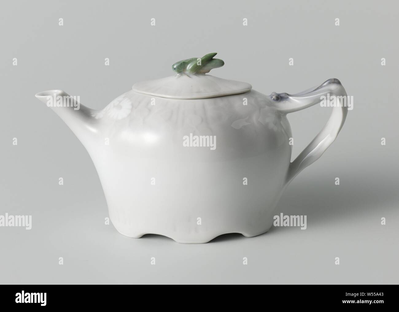Teekanne mit Deckel, Zugehörigkeit zu einem Service mit Libellen, Schmetterlinge und andere Insekten, die zu einem Service aus Porzellan, bestehend aus Teilen einer Kaffee- und Teeservice. Fach, Kaffeemaschine, Teekanne, Zuckerdose, Milchkännchen, zwei Tassen und Untertassen. Die Klinge ist oval und hat zwei Kunststoff Libellen als Griffe. Die Kaffeekanne ist eine Libelle wie ein Ohr und auf dem Deckel eine Biene wie eine BUD. Die Teekanne hat ein twisted Ohr, auf dem ein Insekt und auf dem Deckel eine Grüne Heuschrecke wie eine BUD. Die kastenförmigen Zuckerdose und Milchkännchen haben zwei Libellen und ein Schmetterling. Die Köpfe haben auch ein Schmetterling als Stockfoto