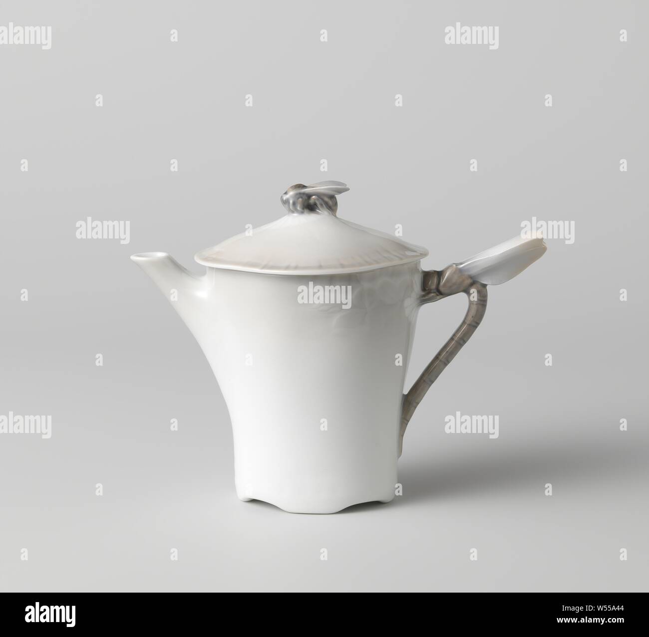 Die Kaffeekanne mit Deckel, Zugehörigkeit zu einem Service mit Libellen, Schmetterlinge und andere Insekten, die Zugehörigkeit zu einer Porzellan, bestehend aus Teilen einer Kaffee und Tee. Fach, Kaffeemaschine, Teekanne, Zuckerdose, Milchkännchen, zwei Tassen und Untertassen. Die Klinge ist oval und hat zwei Kunststoff Libellen als Griffe. Die Kaffeekanne ist eine Libelle wie ein Ohr und auf dem Deckel eine Biene wie eine BUD. Die Teekanne hat ein twisted Ohr, auf dem ein Insekt und auf dem Deckel eine Grüne Heuschrecke wie eine BUD. Die kastenförmigen Zuckerdose und Milchkännchen haben zwei Libellen und ein Schmetterling. Die Köpfe haben auch ein Schmetterling als ein Ohr Stockfoto
