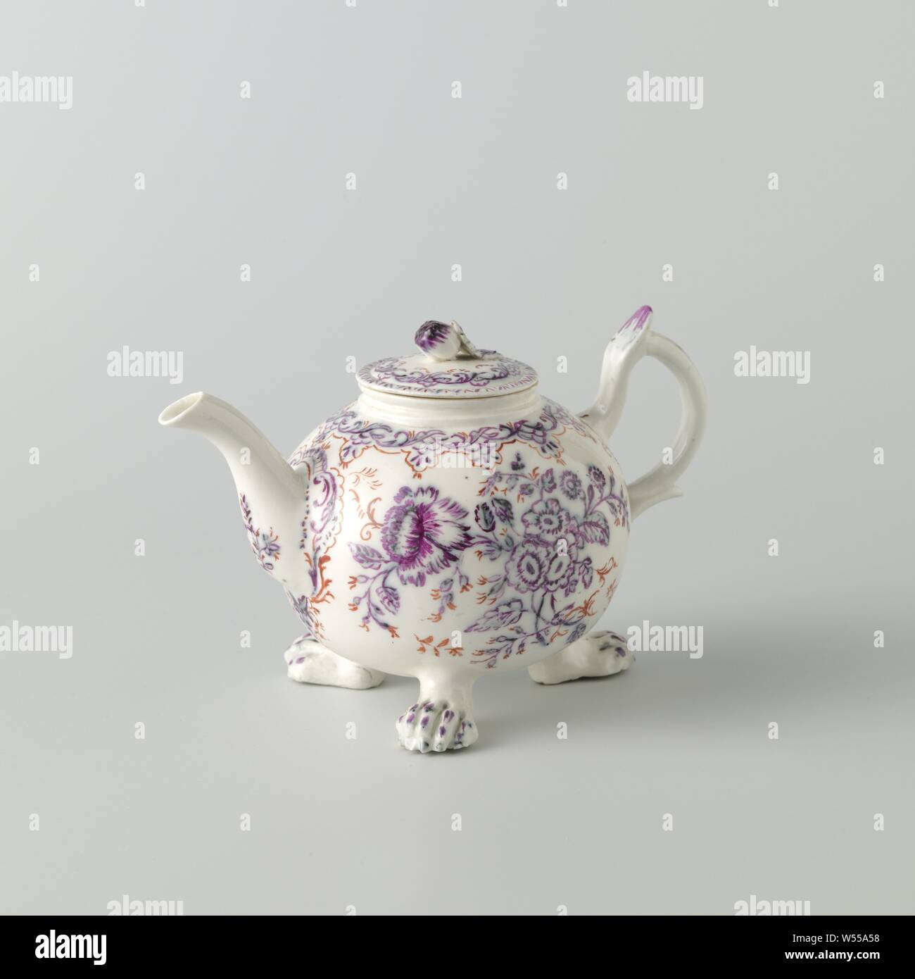 Teekanne auf drei Kralle Füße, mit blume Sprays gemalt, Porzellan Teekanne, runde, auf drei Kralle Füße. Eine Frucht mit einem Blatt dient als Deckel. In unterglasur Blau mit blume Sprays, die in rot und lila lackiert lackiert ist., Manufactuur Oud-Loosdrecht, Loosdrecht, C. 1774 - C. 1778, Porzellan (Material), h 11,5 cm x W 17,2 cm x T 10,5 cm Stockfoto