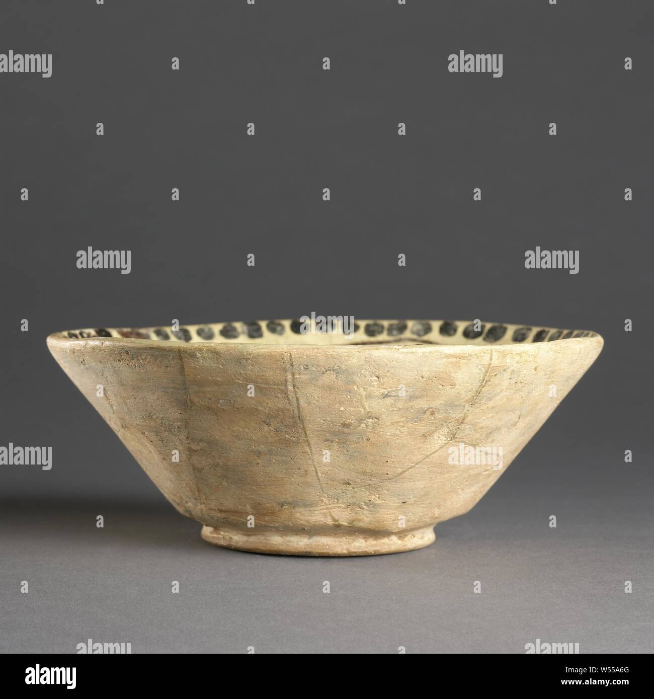 Schüssel mit einem großen Vogel, Schale aus Steingut auf der Innenwand mit einem Vogel aus mehrfarbigem Schlamm in den Farben Schwarz, Grün, Rot und Weiß gehalten und auf engobe der weißen Schlamm., anonym, Sari, C. 900-C. 1099, Steingut, Glasur, Verglasung, h 7 cm, d 19 cm Stockfoto