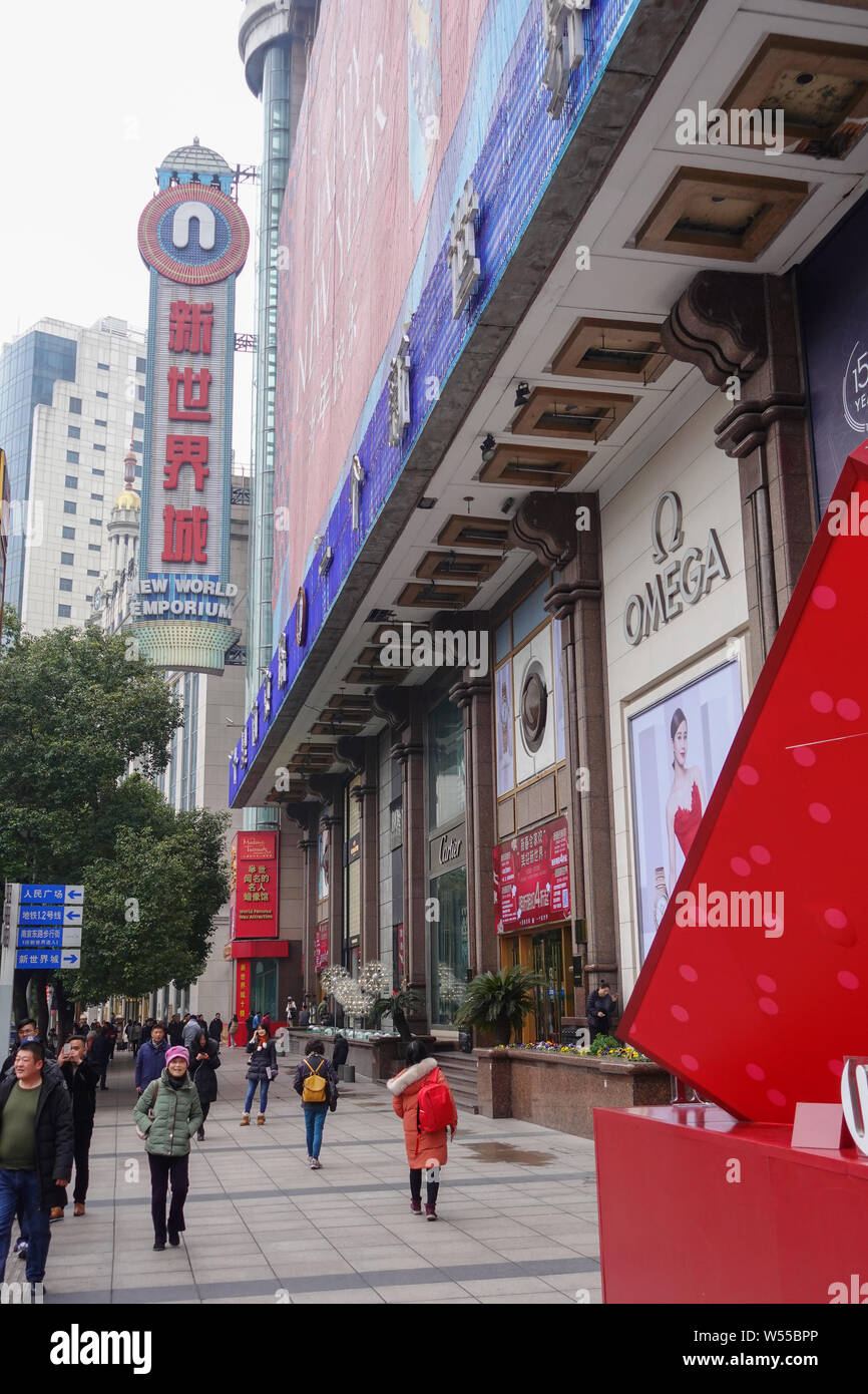 Fußgänger vorbei das Shanghai New World Department Store auf der Nanjing Road W. in Shanghai, China, 21. Februar 2019. Das Shanghai New World, einem lan Stockfoto