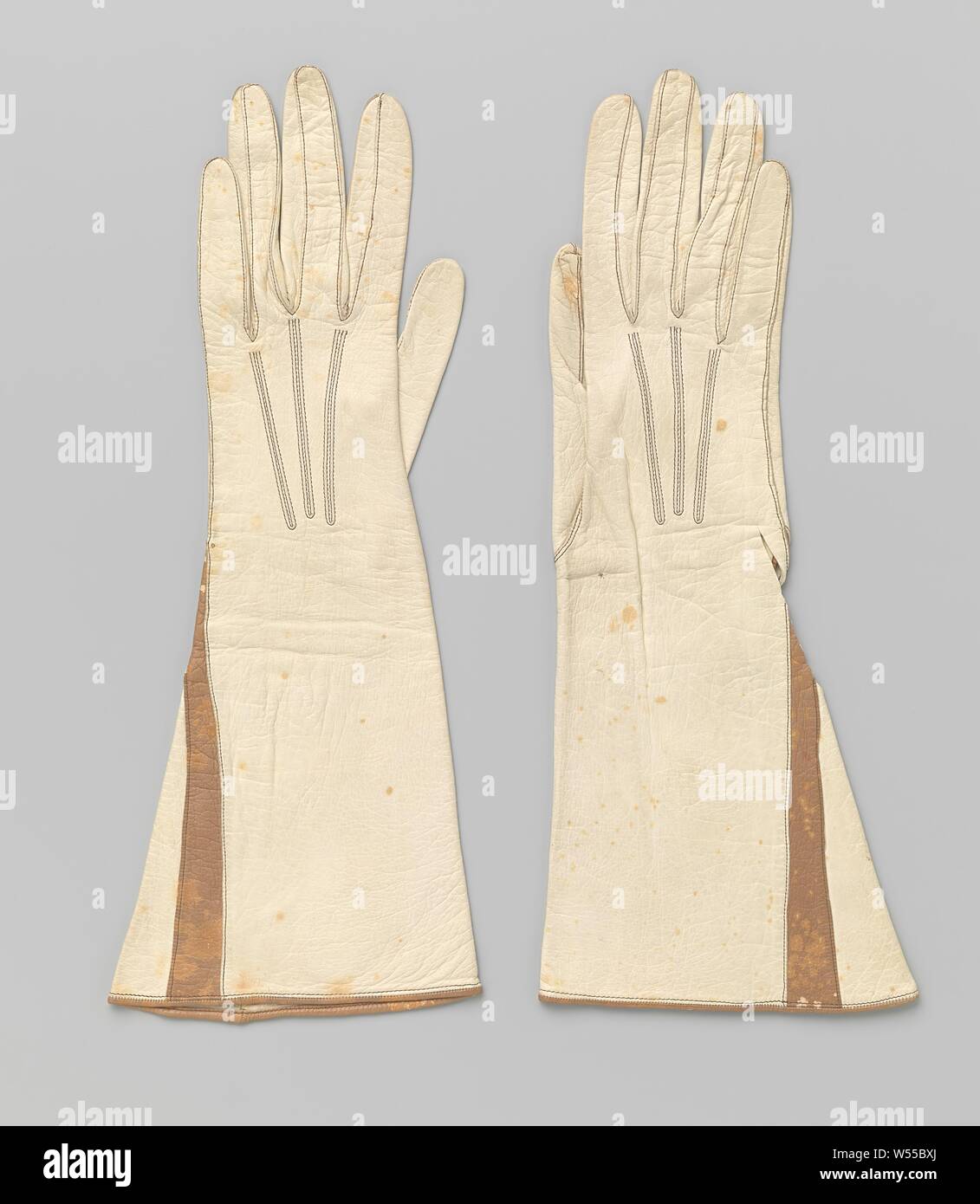 Paar Zweifarbige Handschuhe Beige und Braun wachs Leder Handschuh, rechten Handschuh beige Wachs Leder. Mit dekorativen braunes Wachs Leder getrimmt. Drei Zeilen auf der Rückseite. Mit brauner Faden genäht., anonym, C. 1900 - C. 1915, Love, l 32 cm × w 12,5 cm Stockfoto