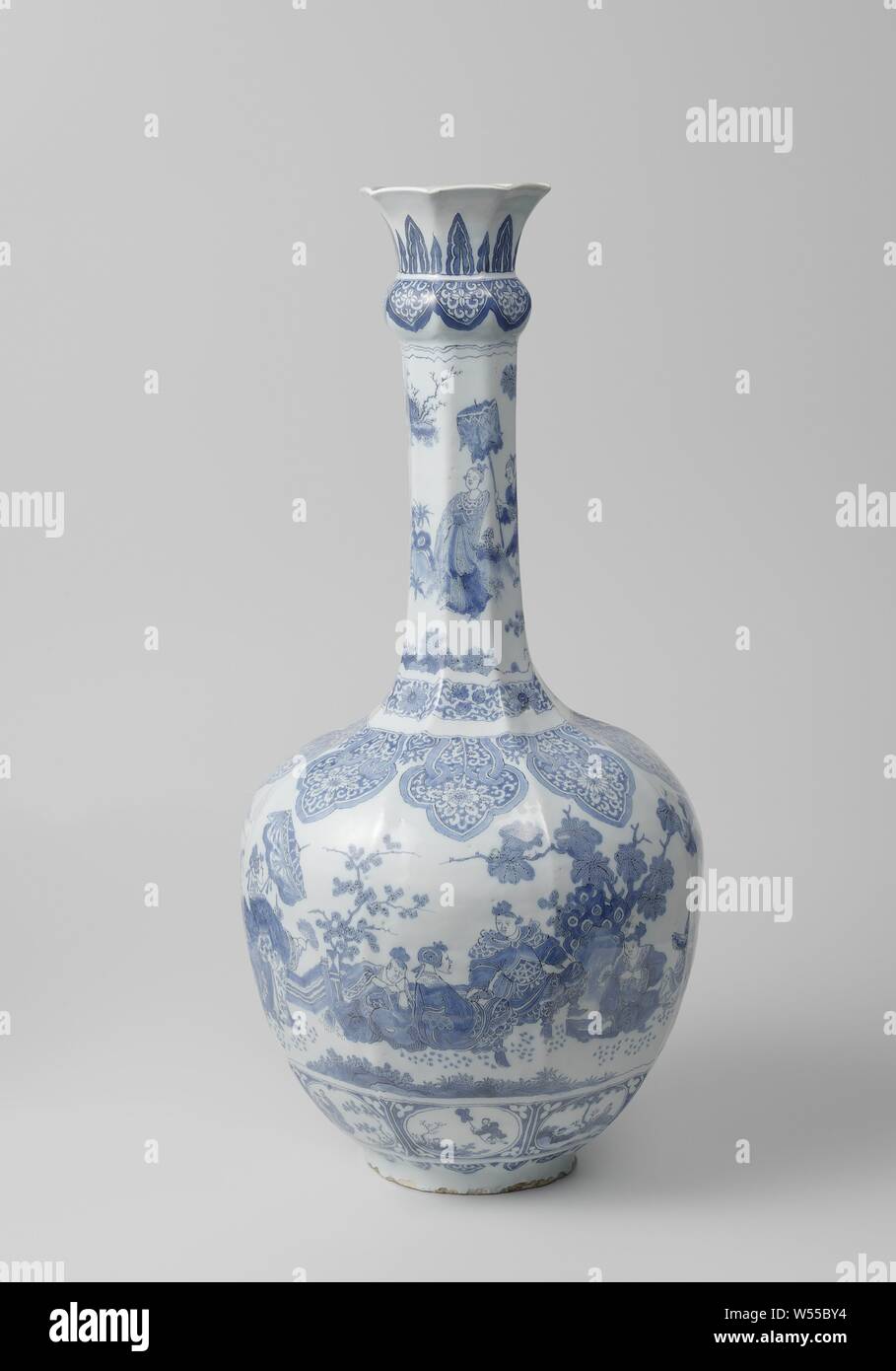 Vase Vase, achteckige Vase blau bemalten Fayencen. Der Bauch ist canopic und der Hals ist schlank und lang und hat eine Kugel unterhalb der Kante nach außen - die Ausweitung der Mund. Die Vase ist im Stil der Chinesischen Übergangszeit Porzellan gemalt. Am Bauch ist ein Unternehmen (chinesisch) in eine Landschaft gemalt und über dem Fuß ovale, in denen Figuren (Chinesisch) in einer Landschaft, De Grieksche ein, Delft, C. 1680 - C. 1685, Steingut, Zinn Glasur, h 66 cm, d 14,5 cm d 31 cm Stockfoto