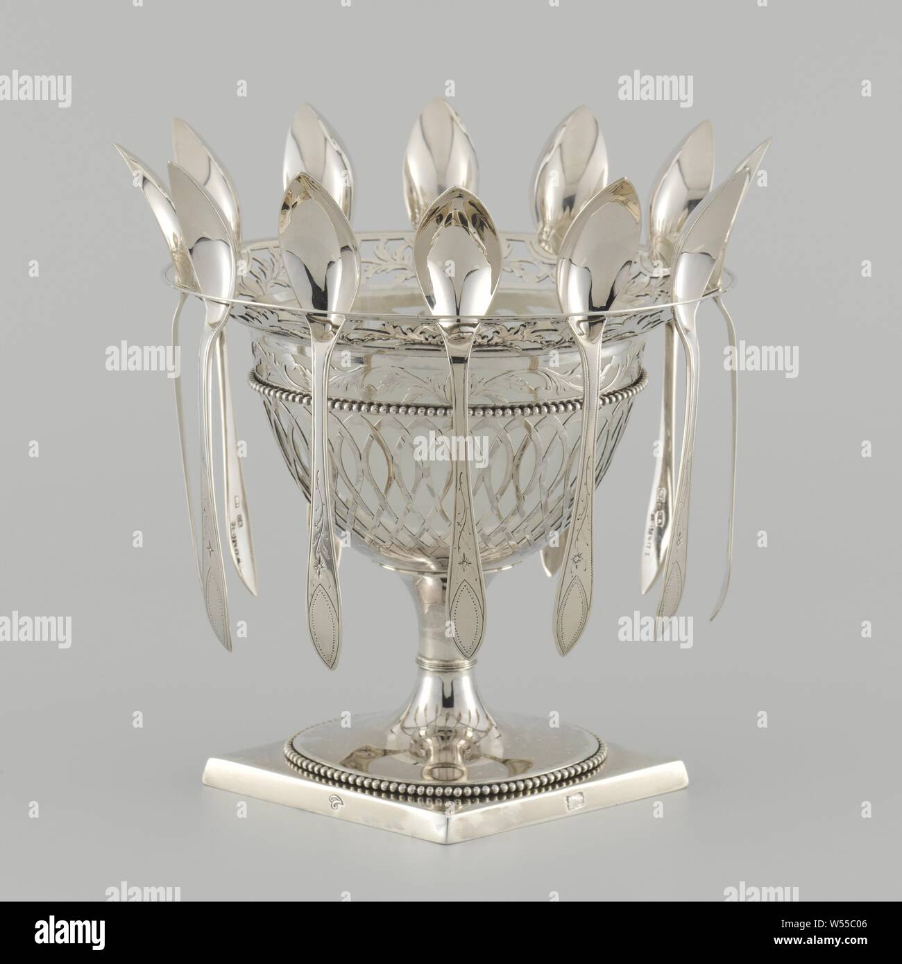 Spoon Vase mit 12 Löffel, Löffel Vase aus Silber, mit Glas Innenbehälter und 12 Silber Löffel., Cornelis Knuysting, Rotterdam, 1802, silber (Metall), Glas, w 598.0 cm Stockfoto