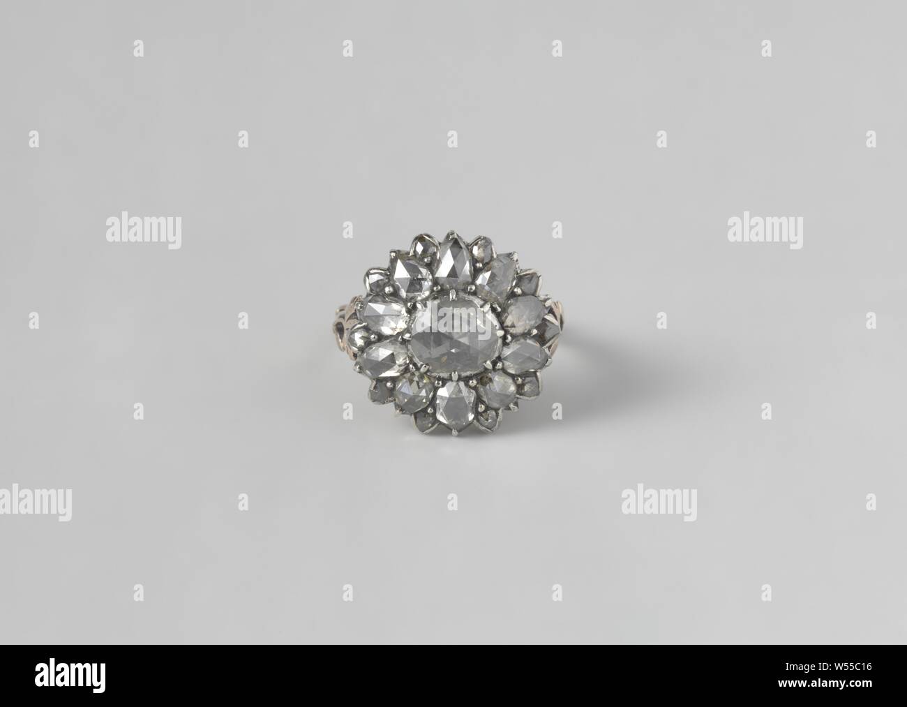 Entourage Ring, Ring aus Gold, Silber und Diamanten. Der Ring ist mit einem großen Diamanten, um die zehn kleinere Diamanten (Rose) und zehn kleinere Diamanten. Die band besteht aus verdrillten Blütenstielen, die in die Blätter laufen., anonym, Großbritannien (möglicherweise), C. 1750 - C. 1800, gold (Metall), Silber (Metall), Diamond (mineralischen), h 2,5 cm h 1,9 cm × w 1,8 cm Stockfoto
