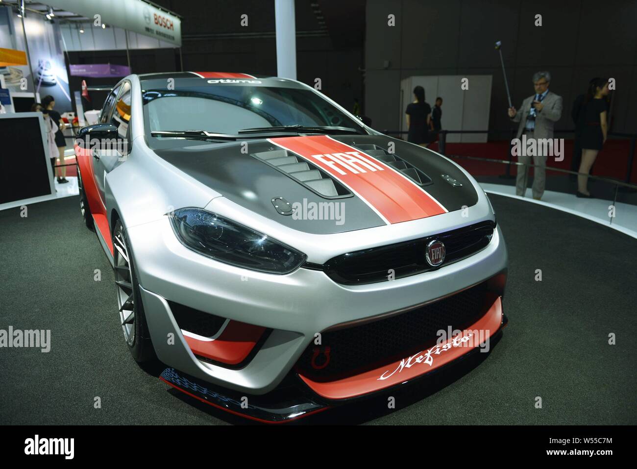 ------ Fiat Concept Car von GAC Fiat Chrysler, ein Joint Venture zwischen Guangzhou Automobile Group Co (GAC) und Fiat Chrysler, wird auf dem Display während t Stockfoto