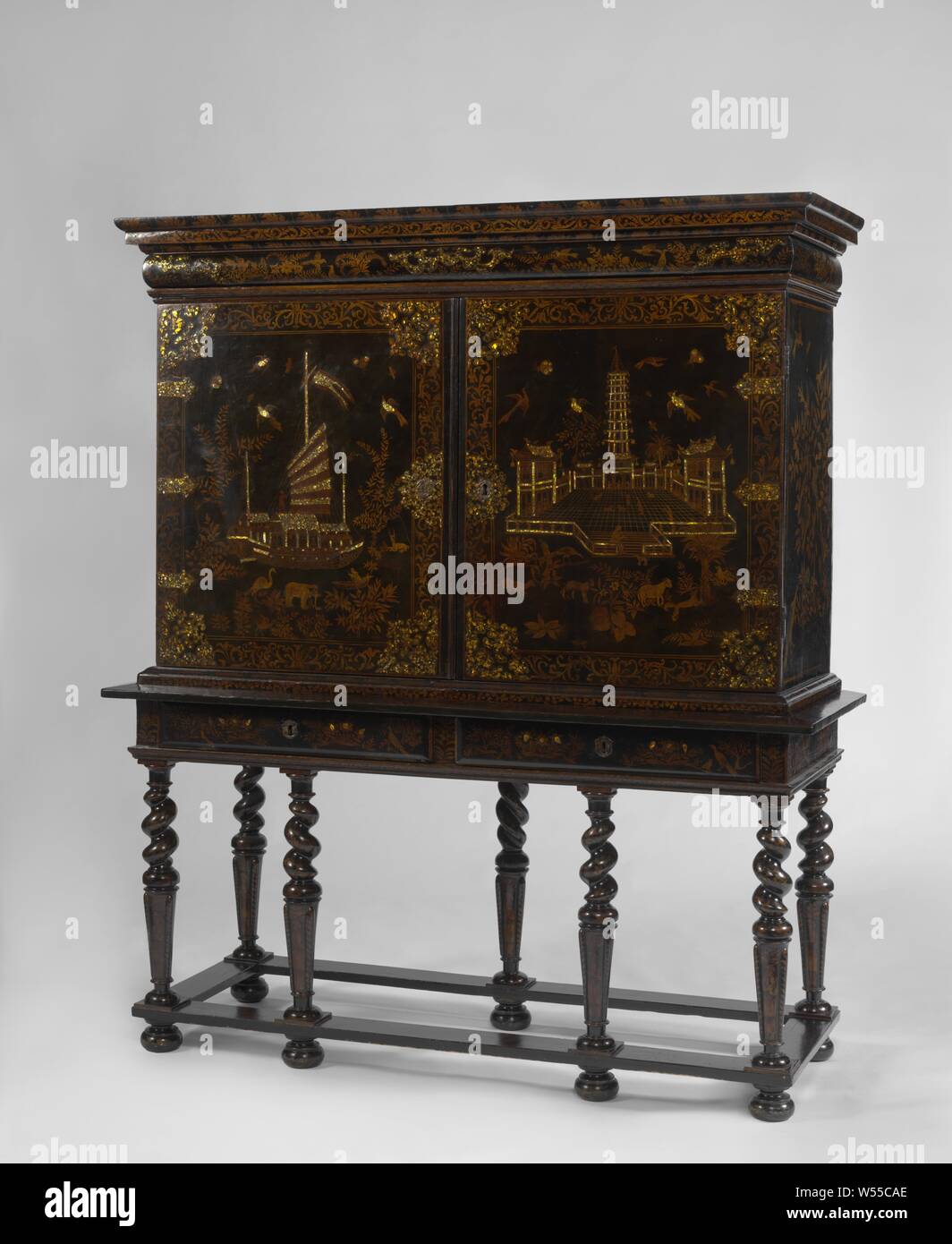 Cabinet stand Cabinet mit imitierter laquerware Szenen auf Nieuhof's 'Familie...', Kabinett ohne mit Lack und Mutter eingerichtet Perlmutt. Der Schrank stützt sich auf eine offene Grundplatte mit zwei Schubladen, vier Beine auf der Vorderseite und drei auf der Rückseite, die durch flache Linien verbunden. Die Beine sind teilweise Kunst Elemente geformt, teilweise verdreht. Der rechteckige 2-türiger Kleiderschrank hat einen geraden Haube mit einer Kugel Frieze und einem profilierten Haubenrahmen. Abgesehen von der unteren Linien, die ganzen Möbel, einschließlich der Türen und zwei Schubladen auf der Innenseite, ist mit chinoiseries in gold Lack dekoriert, mit Mutter - von Stockfoto