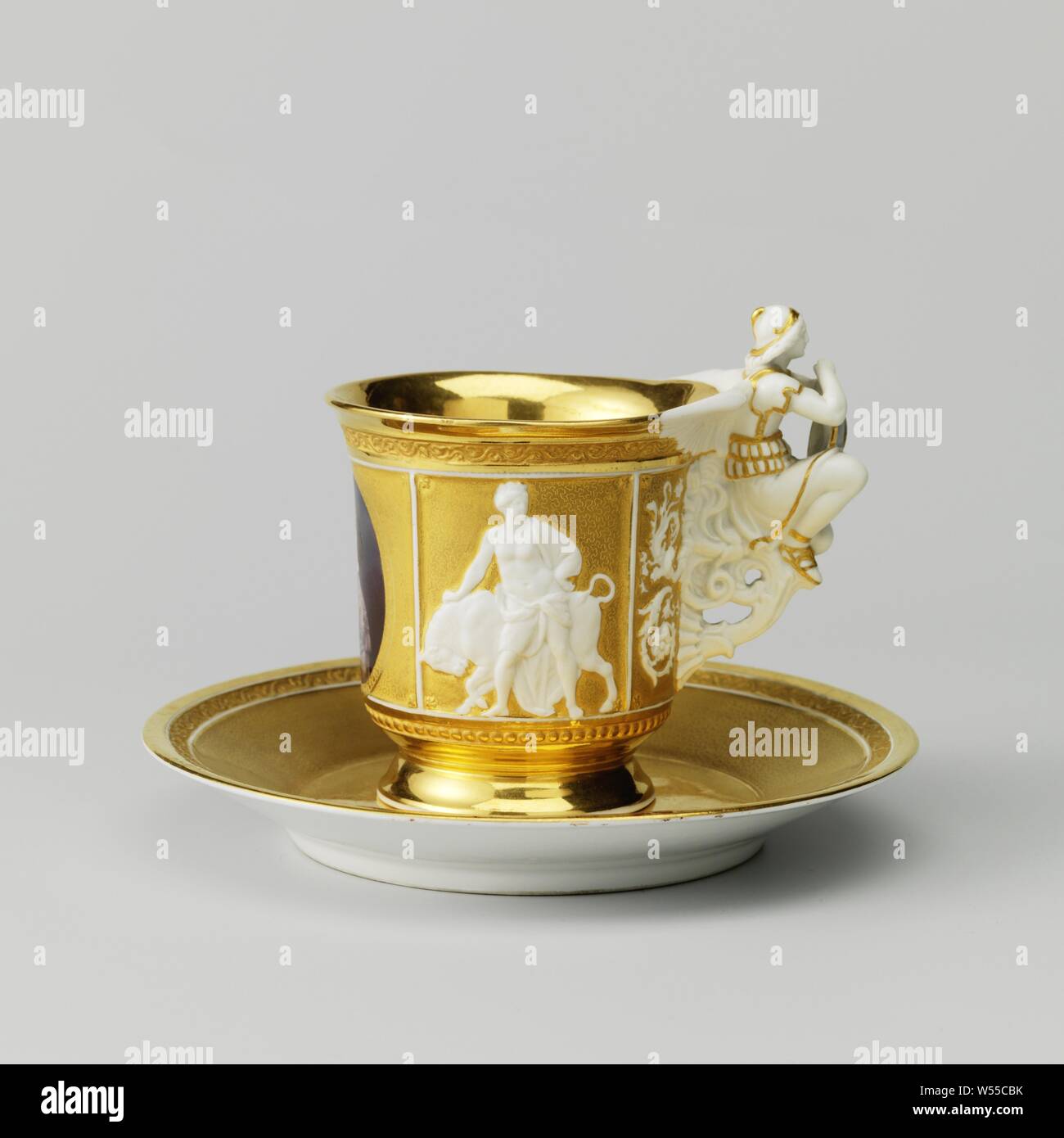 Tasse und Untertasse mit dem Portrait von Maria van Hohenzollern-Sigmaringen, Porzellan Tasse und Untertasse, malte auf den Zahnschmelz in Emaille Farben und Gold. Der Kopf hat einen Fuß und der äußeren Mauer geteilt ist in vier Fächer mit in ein Medaillon mit dem Portrait von Maria van Hohenzollern-Sigmaringen, signiert "A. Ambronn'. Eine klassische Darstellung auf beiden Seiten dieses in der Entlastung: Herkules mit dem Löwen und Europa mit dem Stier. Das Ohr ist in der Form eines geflügelten, klassisch Person gekleidet, kniend auf Locken, die in Blatt Reben am Kopfende. Die Abbildung lehnt sich mit beiden Armen auf einem Wappen Stockfoto