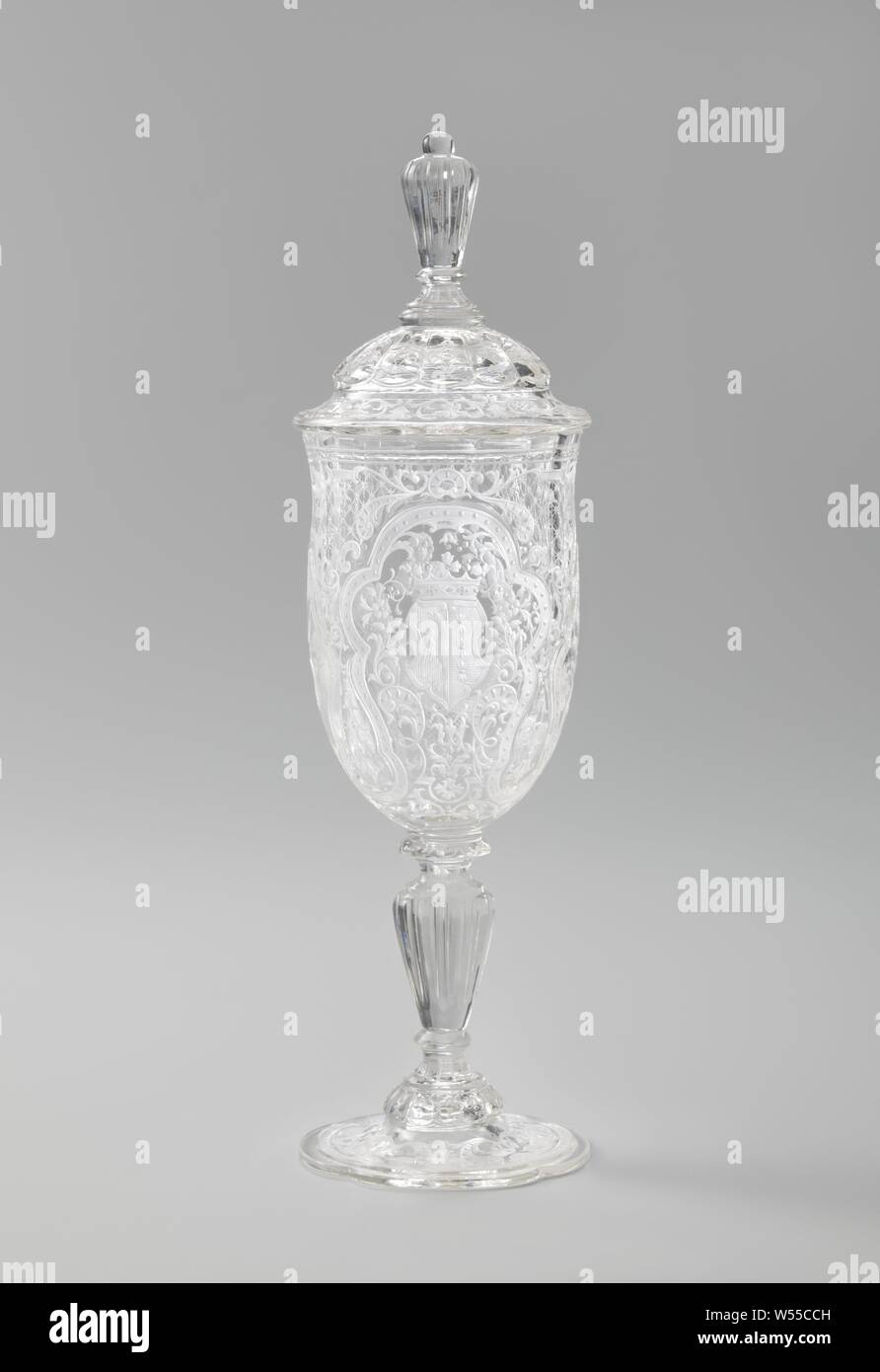 Becher mit Deckel Becher mit Deckel, mit eine Frau auf einer Schaukel, Becher mit Deckel, auf Viereck konischen Fuß mit Kunst Elemente-förmige kannelierten Rumpf mit Scheiben, Tulpen Schüssel, gewölbten Deckel mit hohen geriffelten Knopf. Auf den Kelch mit dem Rad graviert zwei Mal eine Frau auf einer Schaukel, eine Waffe mit einer halben Adler auf der linken und drei Doppelzimmer palmetten auf der rechten Seite und ein Paar mit einem Amor. Zwischen den Szenen und an der Basis und den Deckel Blech und Band arbeiten. Auf der Basis JLW (J und L Lobmeyr Wien), J. de L. Lobmeyr, Wien, C beschriftet. 1880 - C. 1900, Glas, Glasbläserei, h 24,5 cm x T 7,1 cm Stockfoto Becher mit Deckel Becher mit Deckel, mit eine Frau auf einer Schaukel, Becher mit Deckel, auf Viereck konischen Fuß mit Kunst Elemente-förmige kannelierten Rumpf mit Scheiben, Tulpen Schüssel, gewölbten Deckel mit hohen geriffelten Knopf. Auf den Kelch mit dem Rad graviert zwei Mal eine Frau auf einer Schaukel, eine Waffe mit einer halben Adler auf der linken und drei Doppelzimmer palmetten auf der rechten Seite und ein Paar mit einem Amor. Zwischen den Szenen und an der Basis und den Deckel Blech und Band arbeiten. Auf der Basis JLW (J und L Lobmeyr Wien), J. de L. Lobmeyr, Wien, C beschriftet. 1880 - C. 1900, Glas, Glasbläserei, h 24,5 cm x T 7,1 cm Stockfoto