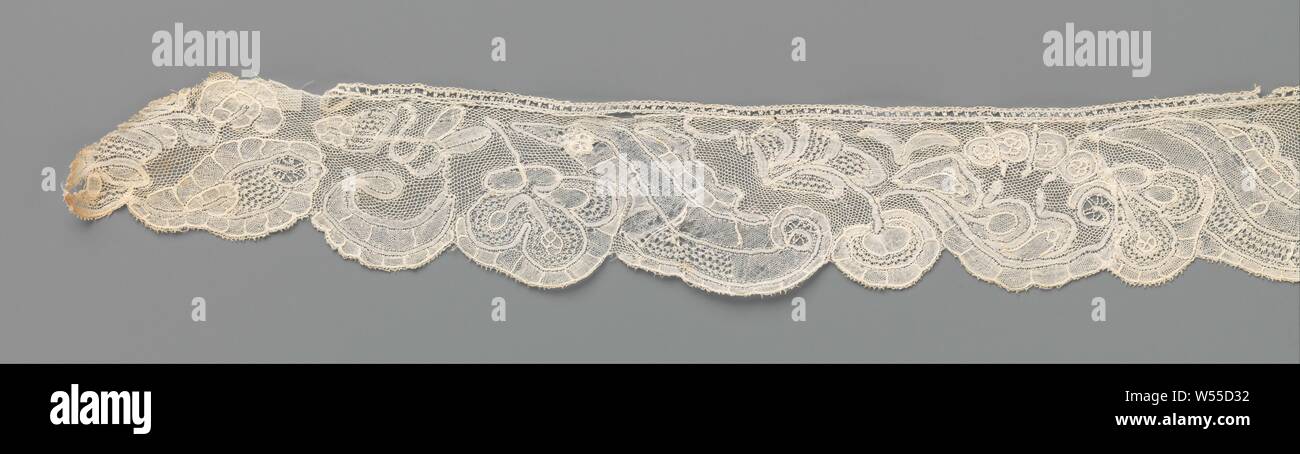 Streifen von klöppelspitze mit abwechselnd einem hängenden Blumen- und ein S-Spirale, Streifen von natürlichen Farben Klöppelspitze: alte Brabanter Spitze. Die sich wiederholenden Muster wechselt zwischen einem hängenden Blumen auf einem gebogenem Stengel und ein c-spiralgehäuse oder ein schwaches s-Spiralgehäuse. Die Blume Formen sind abwechselnd Birnenförmig, 3-lappig und Ovale. Die Motive nahe beieinander platziert werden und durch ein feines Netz verbunden, die Mechelen Masse. Die Motive sind in der Bettwäsche und net Strichen, mit Clotted relief Konturen. Zierpflanzen Flocken geschnitten haben als Zierpflanzen Boden und, in einem sehr begrenzten Ausmaß verwendet wurden, picotised Zöpfe Stockfoto