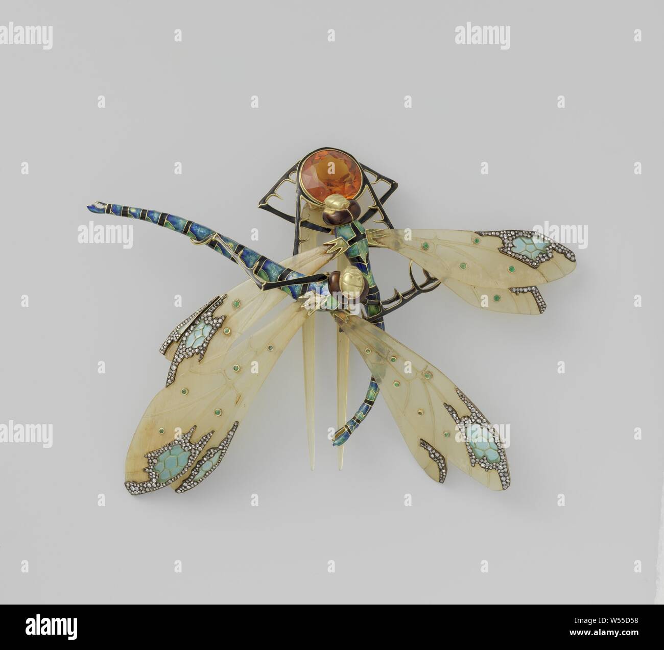 Kamm in der Form von zwei Libellen, Haare kämmen von Horn, Gold, Smaragd, Diamant, Citrin und Emaille. Zwei Libellen, teilweise mit ihren Flügeln gekreuzt, Kampf für eine Beute (ein Raucher Citrin in Gold verkleidet). Die Flügel sind aus Horn, die Körper von Gold. Der Biss-Kamm auf der Rückseite durch eine goldene Scharnier befestigt ist, Insekten: dragon-fly, Lucien Gaillard, Paris, C. 1904, Horn (tierisches Material), Gold (Metall), Smaragd (Mineral), Diamond (Mineral), Citrin, h 11,2 cm x W 15,4 cm Stockfoto
