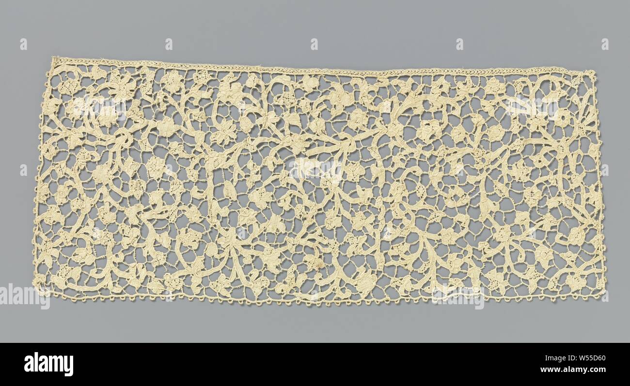 Binden slip der Nadelspitzen mit symmetrischen Muster von vielen Ranken mit kleinen Blättern und Blumen, Binden Slip von natürlichen Farben Nadel Spitze: Flache venezianische Spitze. Anscheinend verwirrte aber symmetrische Muster mit einer vertikalen Achse in der Mitte, von dem aus viele Curling Reben und Lamellen bewegen. Die Motive sind mit soffitte Stiche gemacht, mit Cut-outs der einfache Muster in verschiedenen Blüten und Blätter. Die Motive sind miteinander durch einen Stacheldrahtzaun Masse angeschlossen. Zum oberen Rand des Streifens ist mit einem clotted Gurt fertig. Die Unterseite und zwei kurzen Seiten sind mit einem Bogen Edge beendet., anonym, Venedig, C. 1675-c Stockfoto