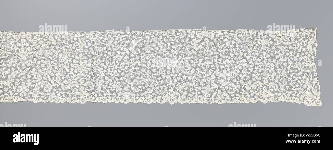 Streifen von klöppelspitze mit Kartuschen mit Blumentöpfe, Streifen von natürlichen Farben Klöppelspitze: alten flämischen Klöppelspitze mit geflochtenen Boden. Muster mit symmetrisch komponierten Blumentöpfe mit einer irregulären Geflecht Boden mit Picots. Die Masse läuft hinter die Motive in verschiedenen Orten. Vollmundig Bettwäsche Anschlag mit Cut-outs und Abfüllen von Motiven mit dekorativer Boden. Die Oberseite ist mit einer geraden Kante. Der Boden ist mit einem schwachen scallop Edge, der vom Muster kommt beendet., anonym, Südlichen Niederlande, C. 1700, Leinen (Material), Flämisch mit Schnur geflochten, Boden, l 402 cm x W 23 cm Stockfoto