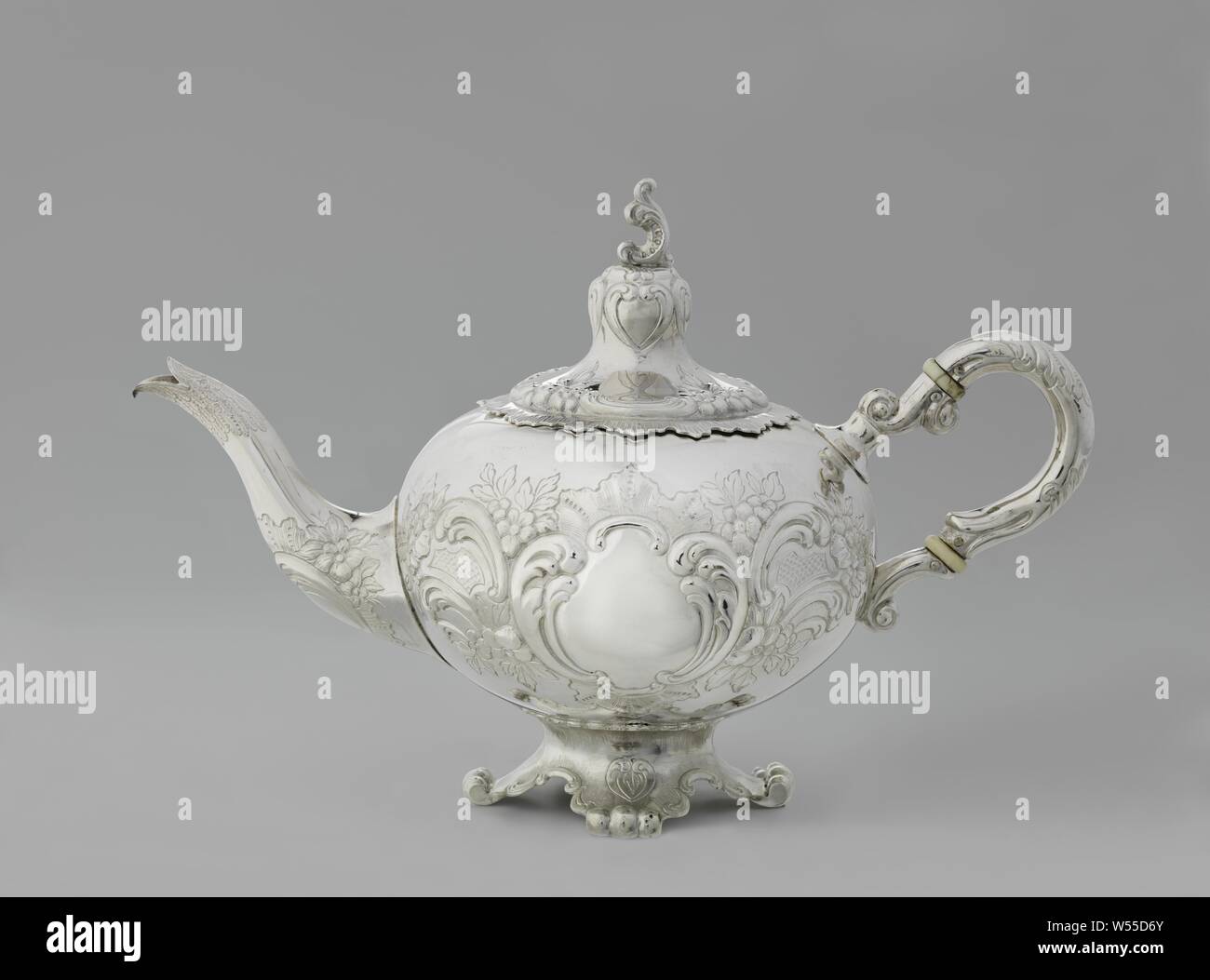 Teekanne mit Zahnrad und Gravur im Louis XV-Stil, vier - Teil silber Kaffee Set, bestehend aus einer Teekanne (A) mit gebogenem Auslauf und ein Ohr gebaut aus voluten, in dem zwei Elfenbein Ringe empfangen werden, ein milchkännchen (B) mit einem ähnlichen kleinere Ohren und eine große Lippe, ein Klumpen Topf (C) mit zwei Ohren und einen Zucker Pot (D). Der kugelförmige Körper ruhen auf einem gekrümmten stand Ring mit vier Krallen - wie Beine und sind - abgesehen von den Milchkännchen - mit Losen bell-geformte Deckel, durch Spiralgehäuse gekrönt - geformte Tasten. Der Service ist mit teils vertrieben, teils graviert Louis XV Motive., Fa eingerichtet. Chr. Verschuur, Amsterdam Stockfoto