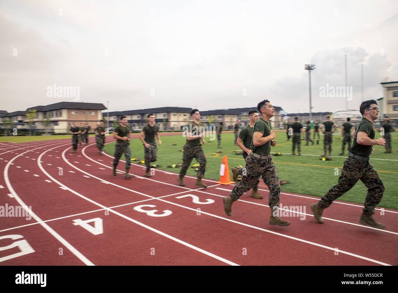 Us-Marines mit Sitz und Hauptverwaltung Squadron verhalten Sprints während ein Geschwader körperliches Training Veranstaltung im Marine Corps Air Station Iwakuni, Japan, Juli 26, 2019, 26. Juli 2019. HandHS unterstützt Mieter Befehle an WAB Iwakuni durch die Flugsicherung, Flugzeuge Rettung und Brandbekämpfung und Kraftstoffe zusammen mit vielen anderen Funktionen. Regulären Einheit körperliches Training Veranstaltungen wie diese helfen Bereitschaft, Moral und Zusammenhalt zu bewahren. (U.S. Marine Corps Foto von Lance Cpl. Lauren Brune). () Stockfoto