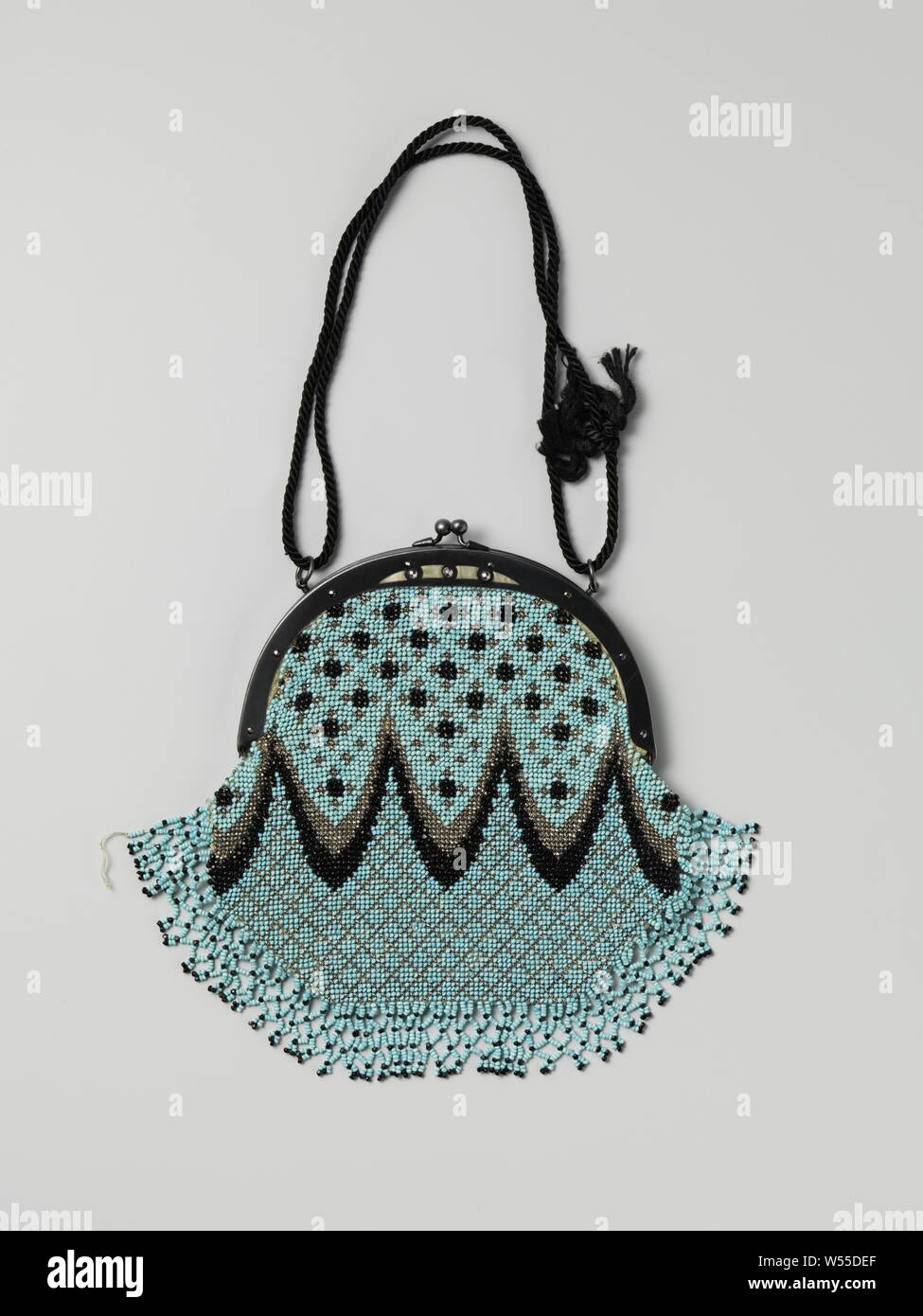 Halterung Tasche mit einer halbrunden Bügeleisen Halterung, auf dem ein Beutel mit einem Muster von Hellblau Perlen, Silber-farbige Perlen aus Stahl und schwarz gits, Halter Beutel mit einem halbrunden schwarzes Eisen Halterung und einem Schnappverschluss. Vier schmalen Öffnungen an der Front, durch die die grün-grau Futter sichtbar ist. Die Tasche komplett in Hellblau Perlen besteht, silber farbige Edelstahl Perlen und schwarzen gits. An der Vorderseite der obere Teil der Muster aus schwarzen und silbernen Sterne auf blauem Grund, in der Mitte einen schwarzen und silberfarbenen verwinkelten Gasse bildet eine Trennung mit dem unteren Teil, der aus einem silbernen Stockfoto