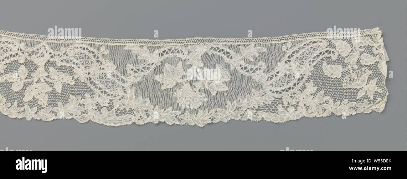 Streifen des Schiebers Spitze mit gespiegelten s-voluten, zwischen denen eine Blume Zweig hängt, Streifen von natürlichen Farben Brüssel Schieber Spitze. Das sich wiederholende Muster besteht aus schrägen und gespiegelte s-voluten, zwischen denen eine Blume Zweig nach unten hängt. Die durchbrochene Voluten werden abwechselnd breit und schmal und es gibt vier Varianten in Blüte Sprays. Das Muster auf der Unterseite besteht aus blumengirlanden mit spitzen Blättern und einige Feder-geformte Blätter. Die Motive werden von einem Feinmaschigen Boden - eine drochel Masse angeschlossen - und unter dem breiten Voluten mit einer gröberen hexagonal mesh Boden. Die vollständige Arbeit ist Stockfoto