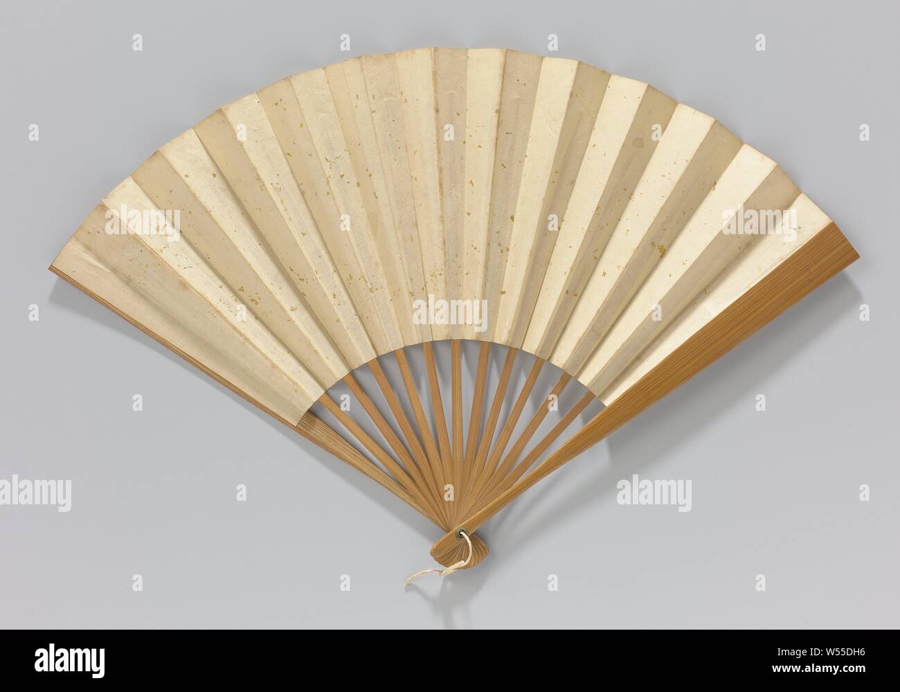 Folding Fan mit Reis papier Blatt auf schlichten Holzrahmen, Falten Ventilator mit Reis papier Blatt, auf dem kleinen Blattgold auf der Vorderseite, silber Blatt auf der Rückseite angewendet werden. Die schlichte Holzrahmen hat 13 schlanken Beinen und einem Metallstift., anonym, Japan, C. 1900 - C. 1910, blad, montuur, schijfje, sluitpin, Schneiden, l 22,8 cm × s 36,5 cm Stockfoto