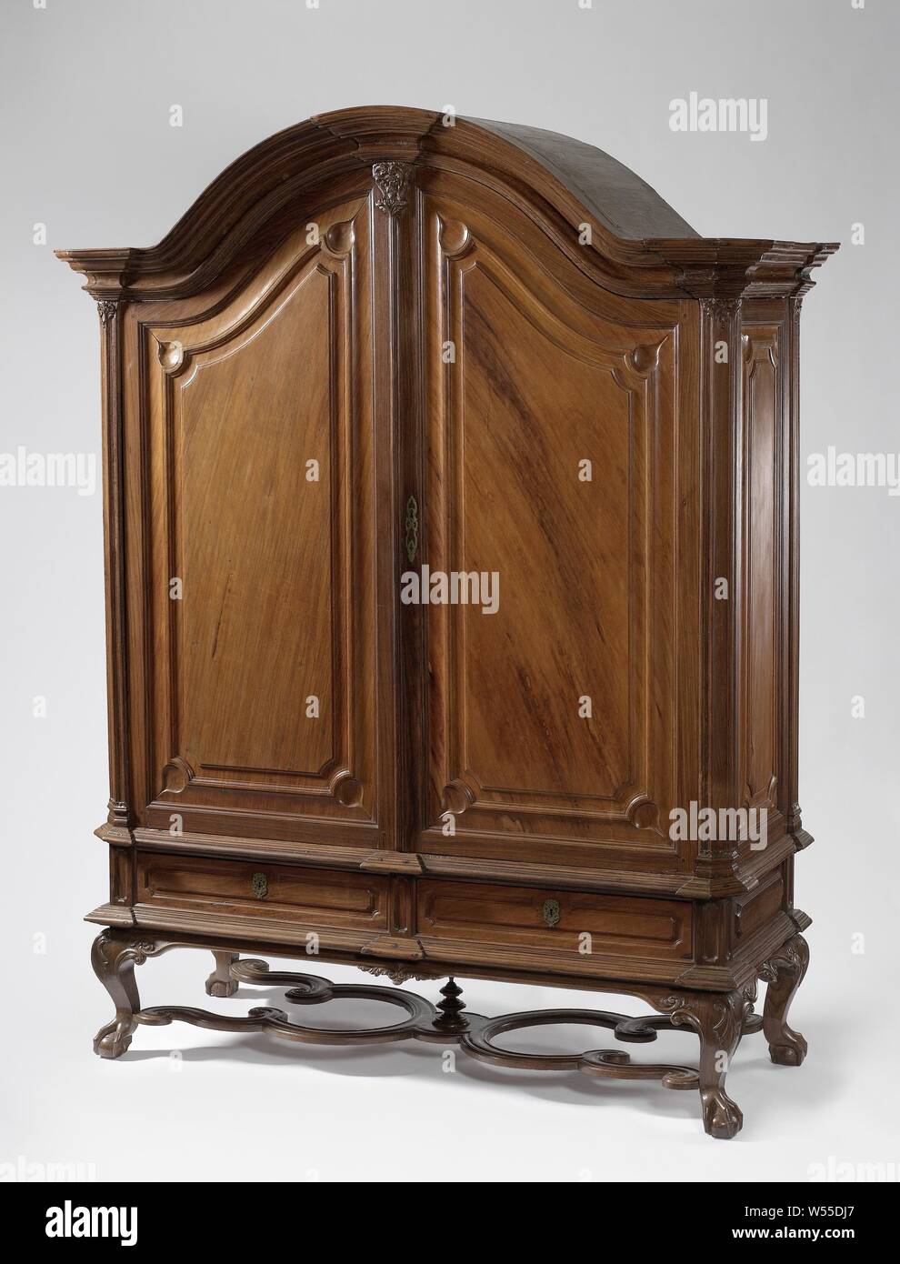 Padouk Holz Schrank mit Bügeleisen Holzplatten, Padouk Holz Schrank (oder sono Keling?) mit Iron Wood Panels (Ambonese Holz?). Das Kabinett stützt sich auf niedrigen S-förmig geschwungene Beine, endet in claw-und-ball, durch eine geschwungene Kreuz verbunden. Es hat zwei Türen über zwei Schubladen, alle eingerichtet mit Profilen und Platten. Die eckpfosten in einer Ecke platziert werden, die profilierte Motorhaube ist gebogen. Sicherungsblech und Traktoren aus Silber., anonym, Indonesien, 1740 - 1760, Padouk (Holz), Ironwood, silber (Metall), h 225 cm x B 200 cm x T 82 cm Stockfoto