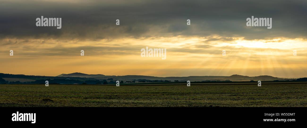 Malerische Aussicht auf die ländliche Landschaft in Golden Morning Sunrise mit Sonnenstrahlen durch die Wolken brechen. Oberlausitz Bernstadt Deutschland Stockfoto