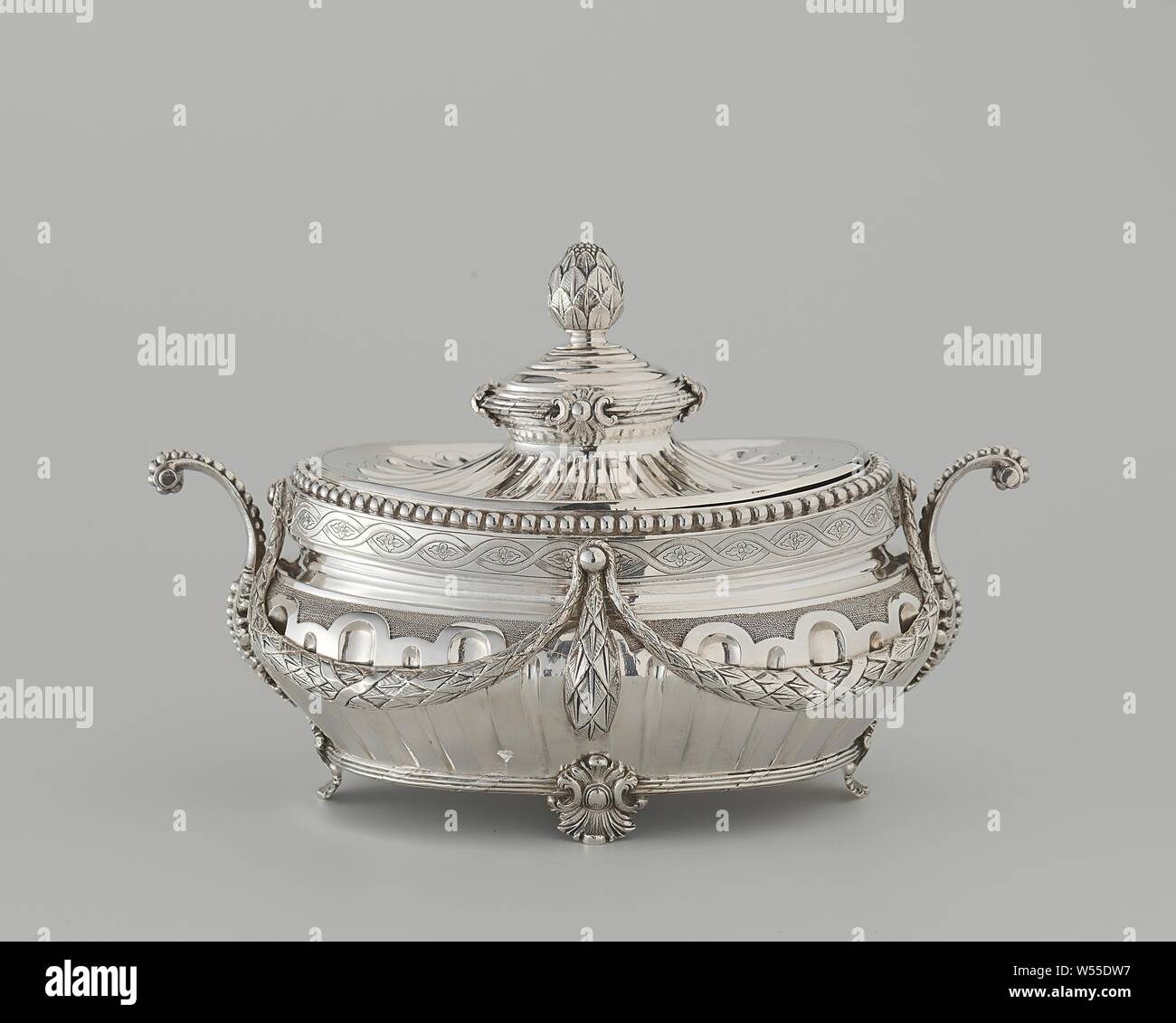 Eine große (A) und zwei kleine (B und C) ovale Terrinen im Louis XVI-Stil, eine kleine (B) und (C) ovale Terrine im Stil von Louis XVI. dekoriert mit angetriebenen cannelures, Girlanden mit Bändern umwickelt, appliqué Girlanden und Pearl Grenzen. Jede Terrine hat einen Deckel mit einem Knopf und steht auf vier Beinen. Alle terrinen unter Boden: Middelburg, Jahr Buchstabe K - 1773, Mt gekennzeichnet. P oben Prie = Philippus Prié, gekrönt o = Freigabe anmelden, ax=Steuer Label., Philippus Priee, Middelburg, 1773, silber (Metall), h 18,0 cm x W 28,7 cm x T 17,7 cm B 18,0 cm x T 13,0 cm Stockfoto