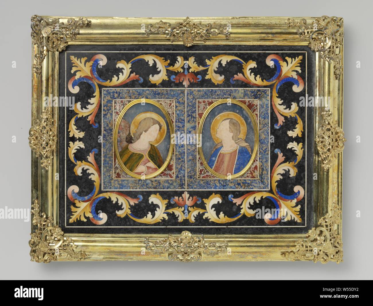Plakette der Pietre teuer, der für die Verkündigung in zwei ovalen Felder mit vergoldetem Kupfer Frames, stilisierte Blätter Reben umgeben, in vergoldetem Silber Rahmen, der für die Verkündigung in zwei ovalen Felder mit vergoldetem Kupfer Frames, in vergoldeten silbernen Rahmen, der Verkündigung: Maria, normalerweise lesen, besucht wird, die der Engel (manchmal eine Frau belauscht das Gespräch), Opificio delle Pietre dure, C. 1710 und/oder C. 1715 - C. 1720, kupfer (Metall), Silber (Metall), h 31 cm x W 39,5 cm x T 3,6 cm Stockfoto