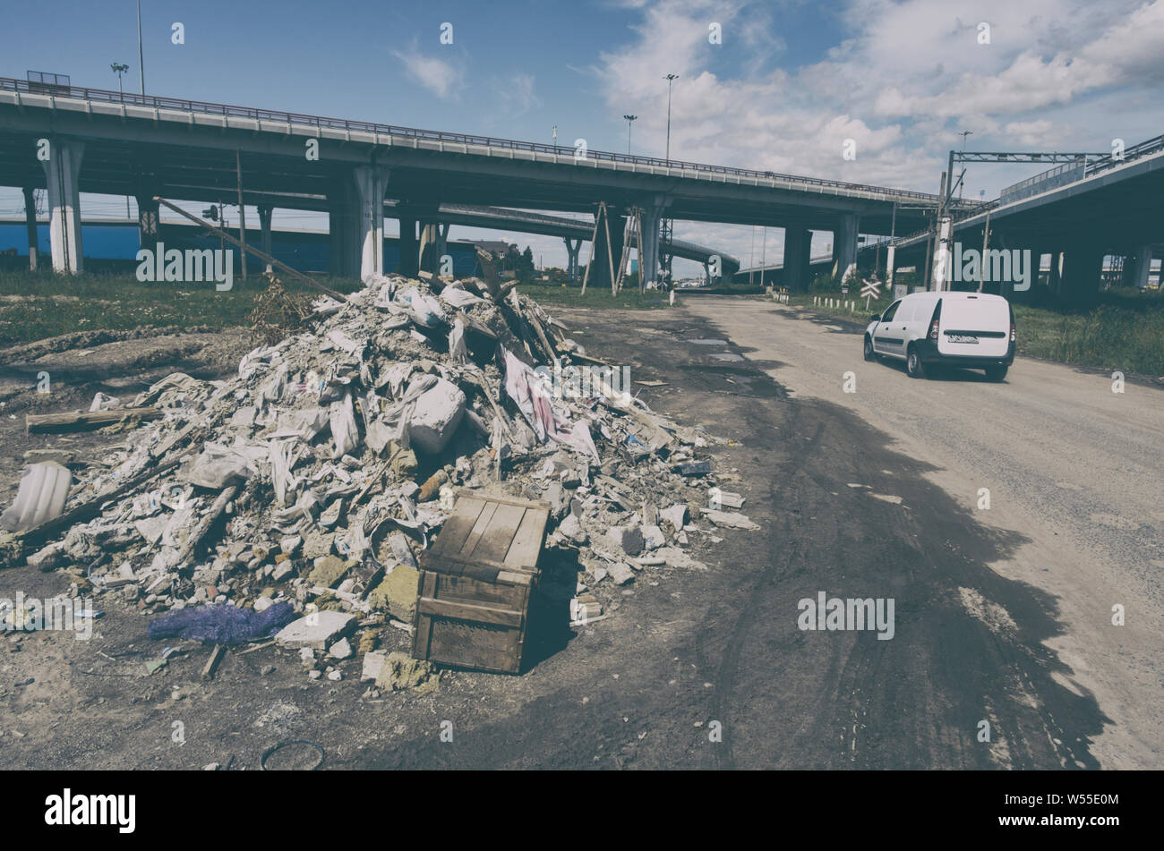 Illegale Müllkippe in der Nähe von Autobahnen im städtischen Industriegebiet Stockfoto