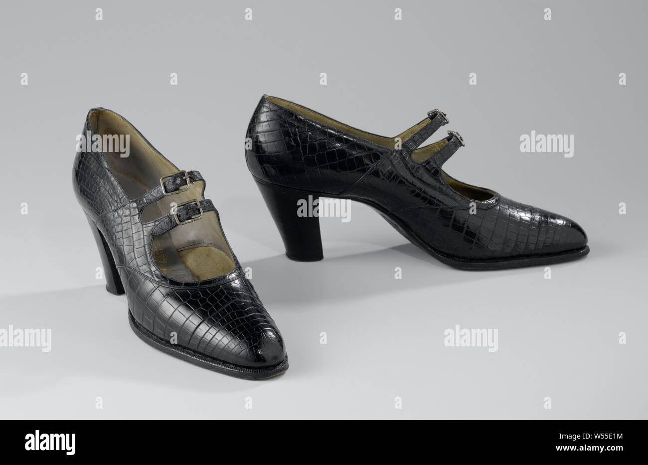 Paar Schuhe mit Riemen Riemen Schuh blau Krokoleder schwarz, rechts Gurt Schuh blau Krokoleder schwarz mit Schnallenverschluss und hohen, unbeschichtete Ferse. Modell: Der Schuh ist eine Abdeckung an der Vorderseite, zwei Seitenteile mit zwei Riemen und Schnallen und zwei Ferse Panels. Die Seitenwände bilden ein schmales Band auf dem Vorfuß. Schließung in der Mitte des Rist mit Hilfe von zwei Gurten mit Platz, Schnallen. Die Naht ist durch ein schmales Band getarnt. Hoch (7 cm), unbeschichtete Leder an der Ferse. Der Vorderfuß ist mit natürlichen Farben Baumwolle ausgekleidet, der Rest mit grauem Leder. Einlegesohle Stockfoto