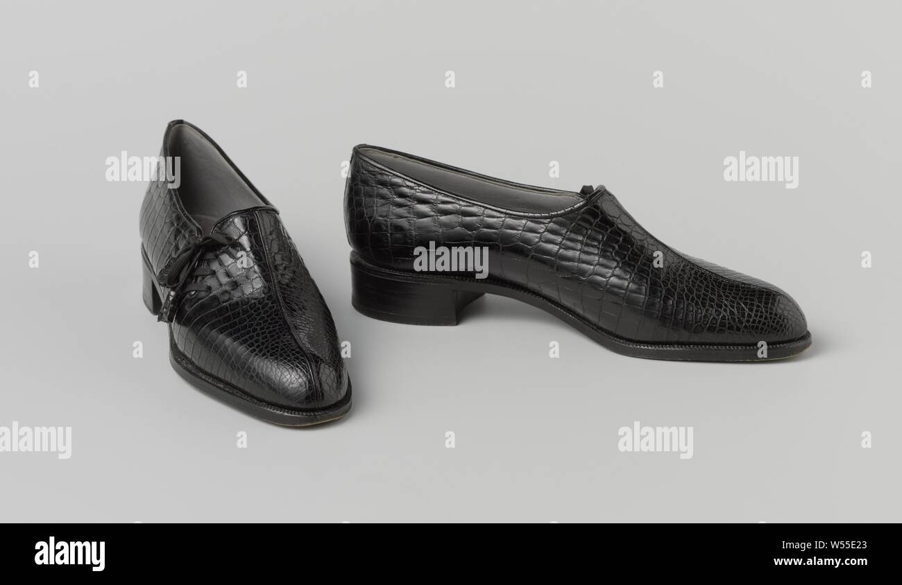 Paar Schnürschuhe Schuhe Slip-on Schuh aus schwarzem Krokodilleder mit  asymmetrischer Schnürung, Links instapper von Krokoleder schwarz mit  asymmetrischer Schnürung. Modell: eine gerade Naht nach unten läuft der  Vorderfuß über den Vorfuß. Split