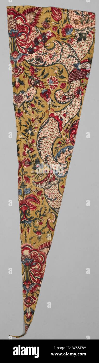 Fragment sitzt mit symmetrischen Lochmuster und floralen Ranken auf Ocker gelb, Fragment sitzt. Design: Symmetrische bandwork, mit Raster gefüllt, so genannte Lochmuster und floralen Schriftrollen, in der Asche große Blumenarrangements in Rot, Blau, Auberginen, gelben und grünen gegen eine ocker-gelb, die Grundlage der bandwork ist weiß. Hindeloopens Fell. Hinweis: Vorher andere Inv. nrs. Inbegriffen: BK-nm -3725 und bk-nm--12206-b, mit Bezug auf den Katalog der textile Kunst im Niederländischen Museum für Geschichte und Kunst in Amsterdam (1903), Cat.-Nummern 344 und 345., Coromandelkust, C. 1720 Stockfoto