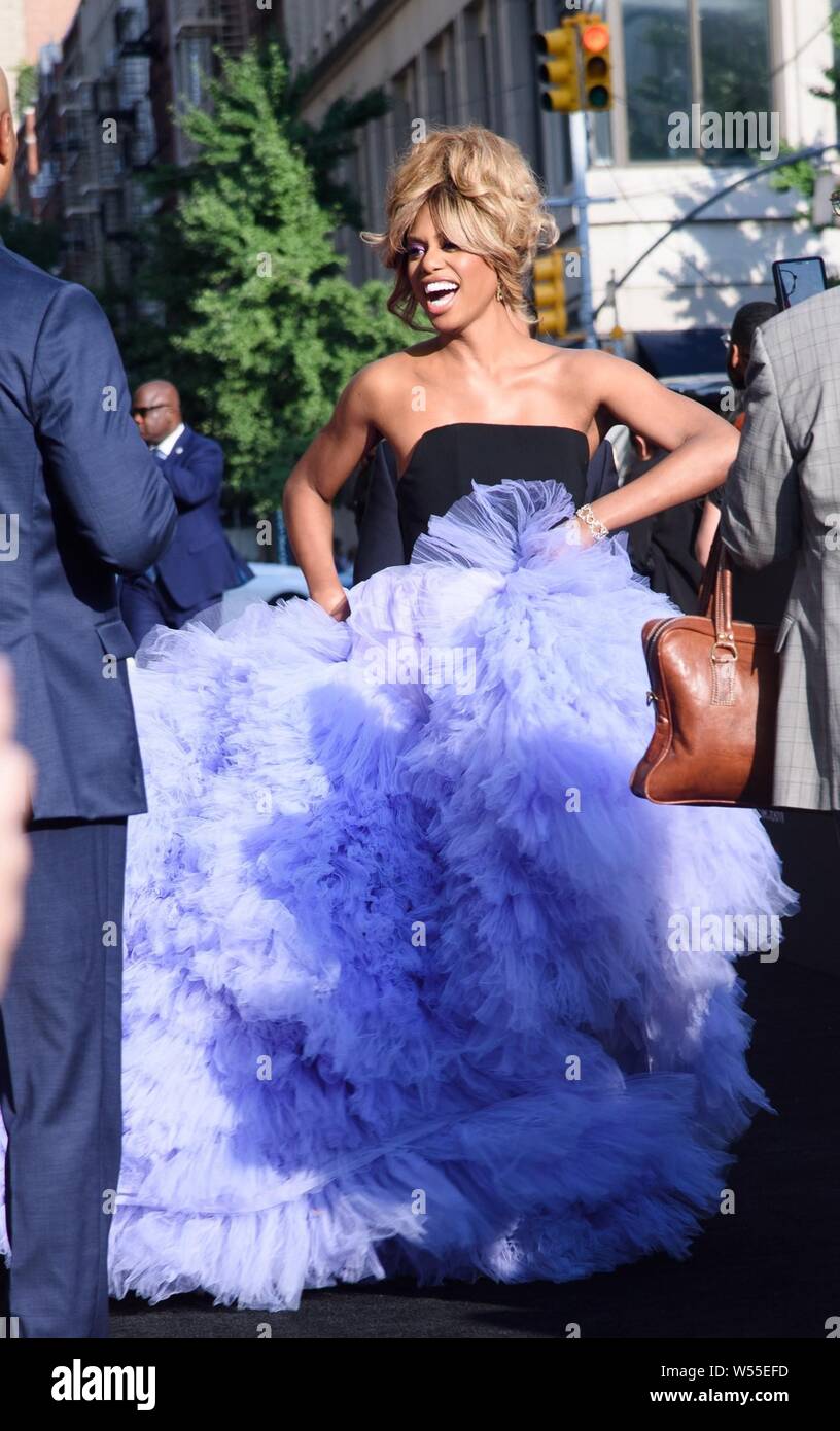 Laverne Cox in der Ankunftshalle für ORANGE IST DAS NEUE SCHWARZ letzte Saison Premiere, der Alice Tully Hall im Lincoln Center, New York, NY 25. Juli 2019. Foto von: RCF/Everett Collection Stockfoto