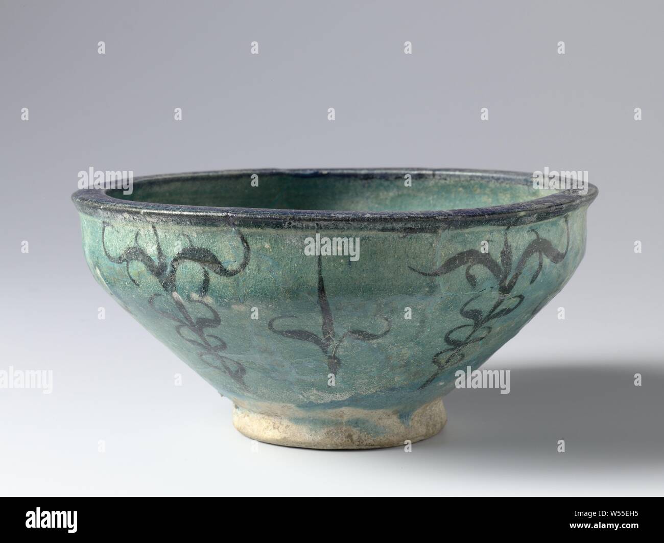 Schüssel mit stilisierten Blütenblatt Motive, Schüssel mit Quarz fritware mit einem blauen Lackieren der abgesetzten Blattmotiven unter einer durchsichtigen Türkis alkalische Glasur., anonym, Kashan, C. 1275 - C. 1324, Steingut, Glasur, Cobalt (Mineral), Verglasung, h 9,2 cm, d 19,9 cm, d 8,4 cm Stockfoto