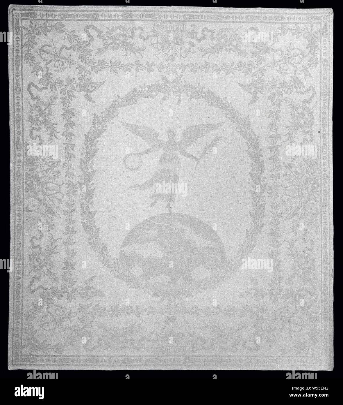 Serviette mit einem Sinnbildlichen Darstellung der Schlacht von Leipzig, in der Mitte einen Lorbeerkranz, in dem ein Frieden Engel mit einem palmzweig in der Hand, stand auf einem Segment eines Globus mit einer Karte mit verschiedenen Bereichen und mit ein Geflecht von den Namen der Stadt Leipzig gekennzeichnet. Von einem quadratischen Blatt Grenze und eine große, rechteckige Rand mit einem oberen und unteren Korb mit Früchten und landwirtschaftliche Werkzeuge, flankiert von füllhorn, über dem ein Schild, eine Kanone, eine Harfe, ein Banner und ein dreizack umgeben. Der äußere Rand ist durch einen schmalen Rand mit einem Geswitchten ornament gebildet., anonym, Kortrijk (evtl. Stockfoto